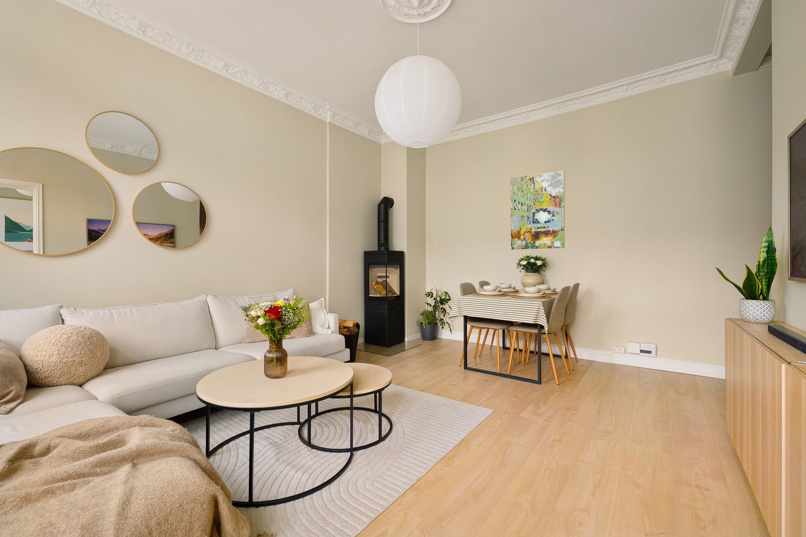 Størrelsen på rommet gir mulighet for å skape soner både med sofagruppe og spisebord. Galleribilde