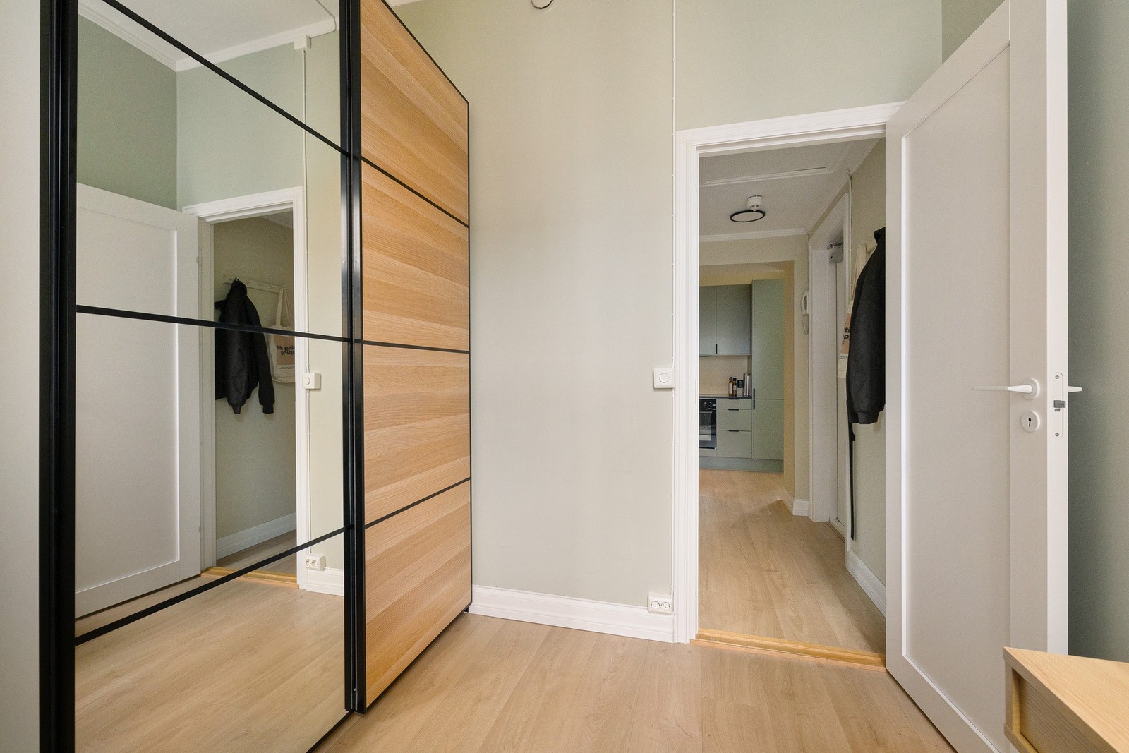 Garderobeskapet medfølger ved salg. Galleribilde