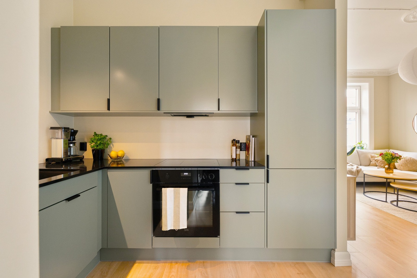 Kjøkkenet er utstyrt med nyere integrerte hvitevarer som komfyr, induksjonstopp, oppvaskmaskin, kjøleskap og fryser. Galleribilde