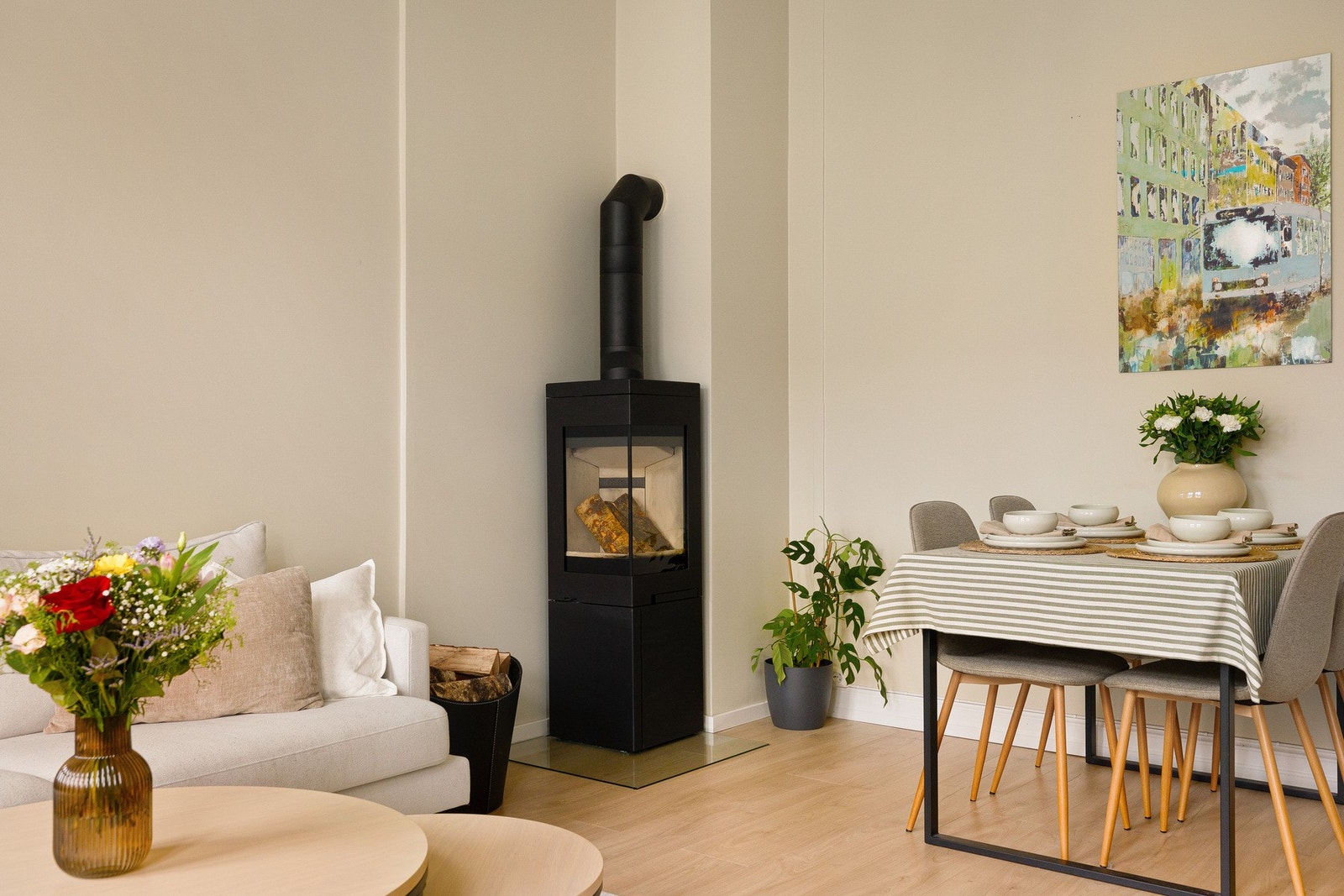 Peisovn i stuen gir både god varme på kalde vinterdager og en lun og hyggelig atmosfære. Galleribilde