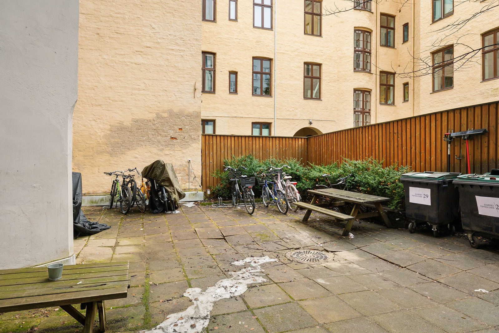 Felles, trivelig bakgård med sykkelparkering. Galleribilde