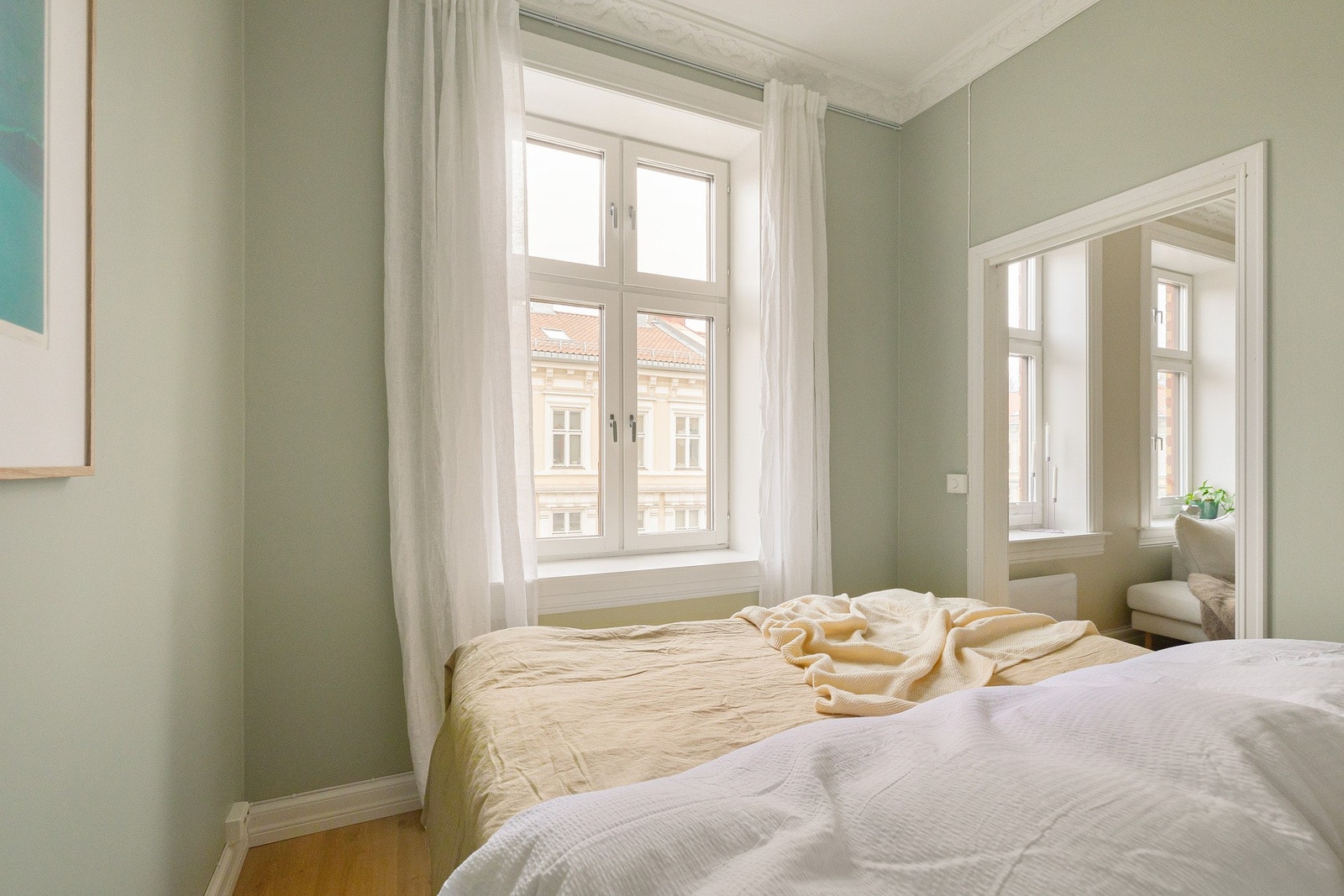 Leiligheten ligger i byggets fjerde etasje, som gir et luftig og åpent utsyn. Galleribilde