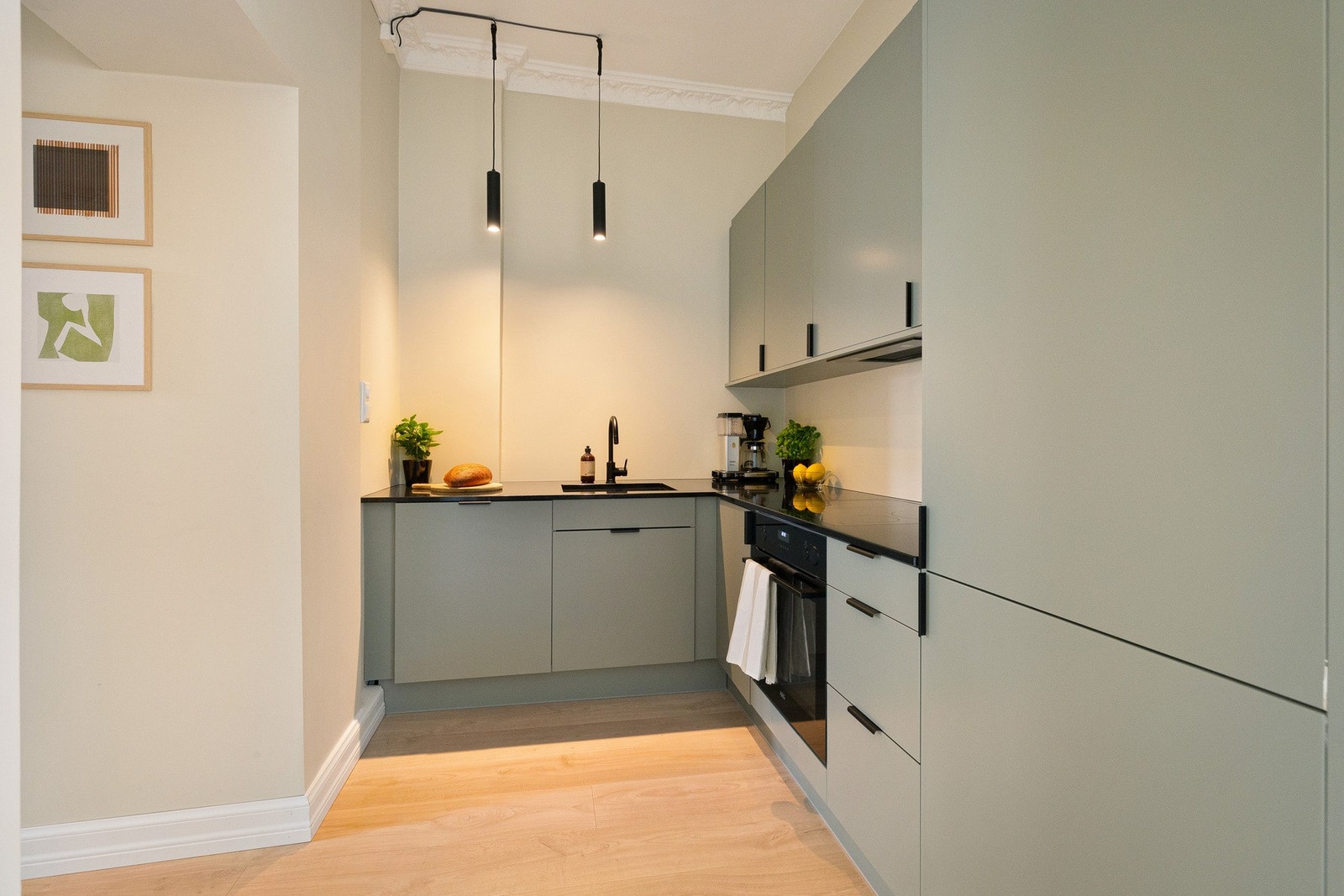 Leiligheten har et stilrent kjøkken fra 2024 med morderne standard og en lekker benkeplate i stein. Galleribilde