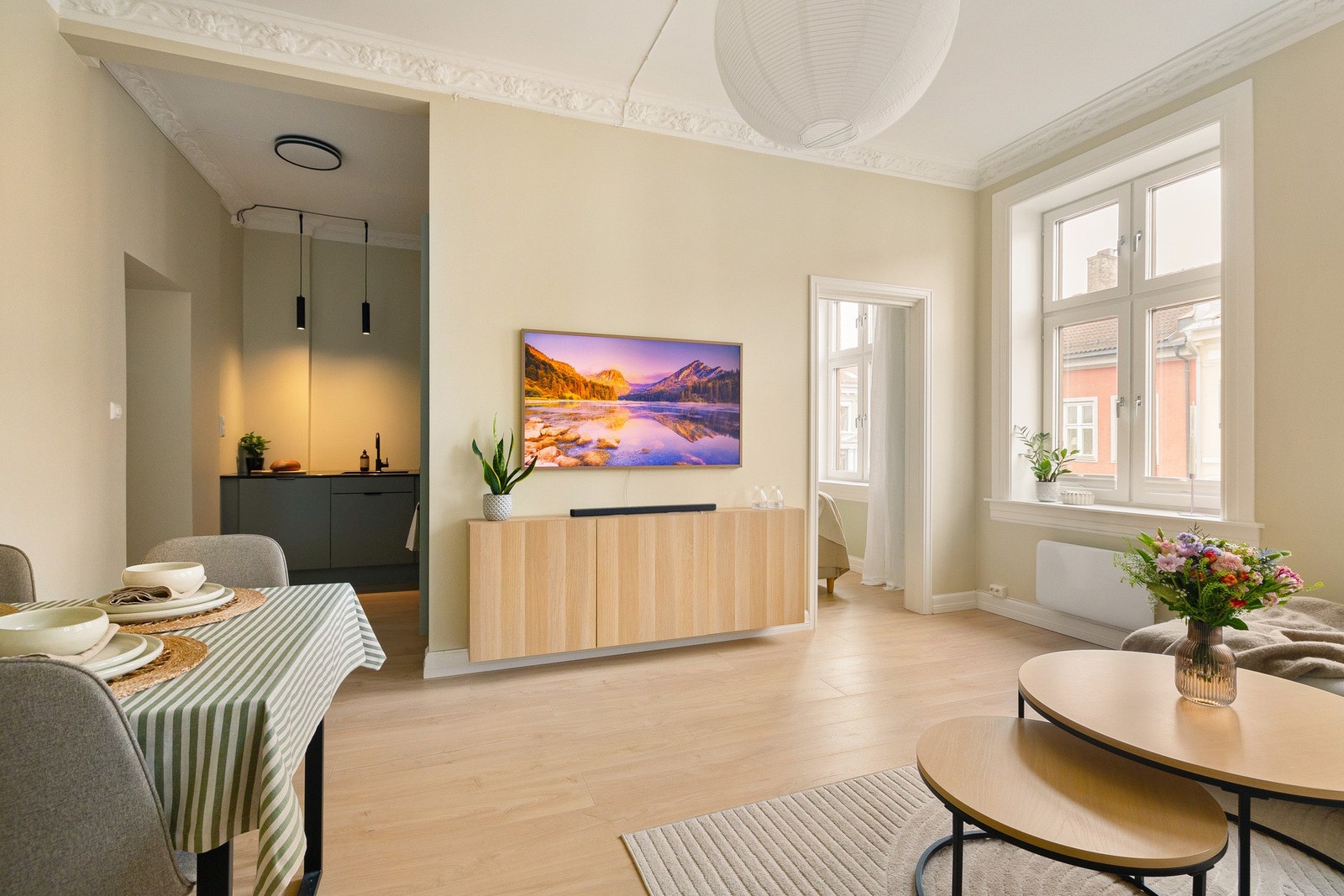 Boligen ble betydelig oppusset i 2024 med en gjennomført moderne standard, samtidig som de klassiske detaljene er godt ivaretatt. Galleribilde