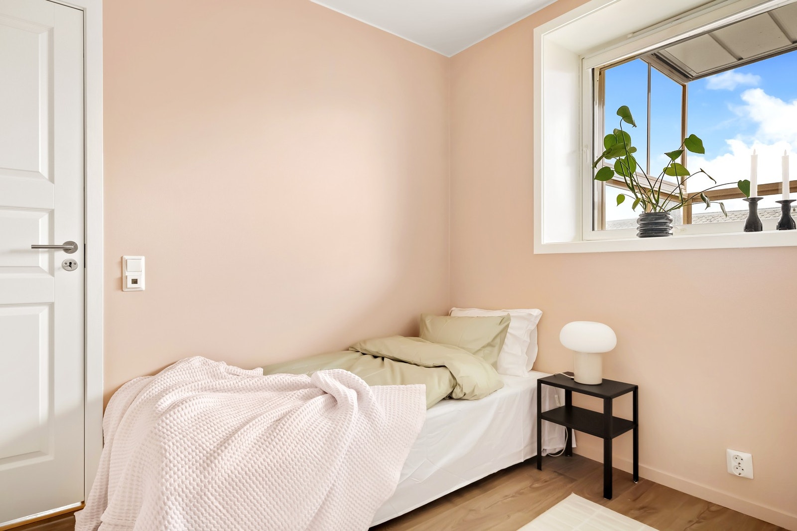 Også her er det plass til dobbeltseng og garderobe. Galleribilde