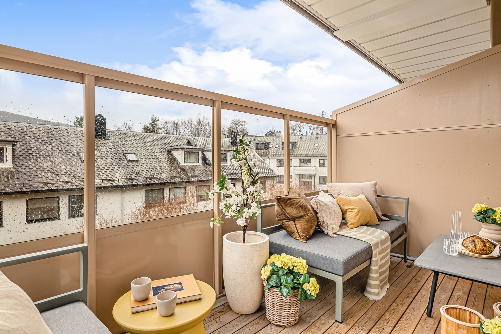 Den vestvendte beliggenheten gir både nydelig utsikt mot Løvstakken og utmerkede solforhold. Galleribilde