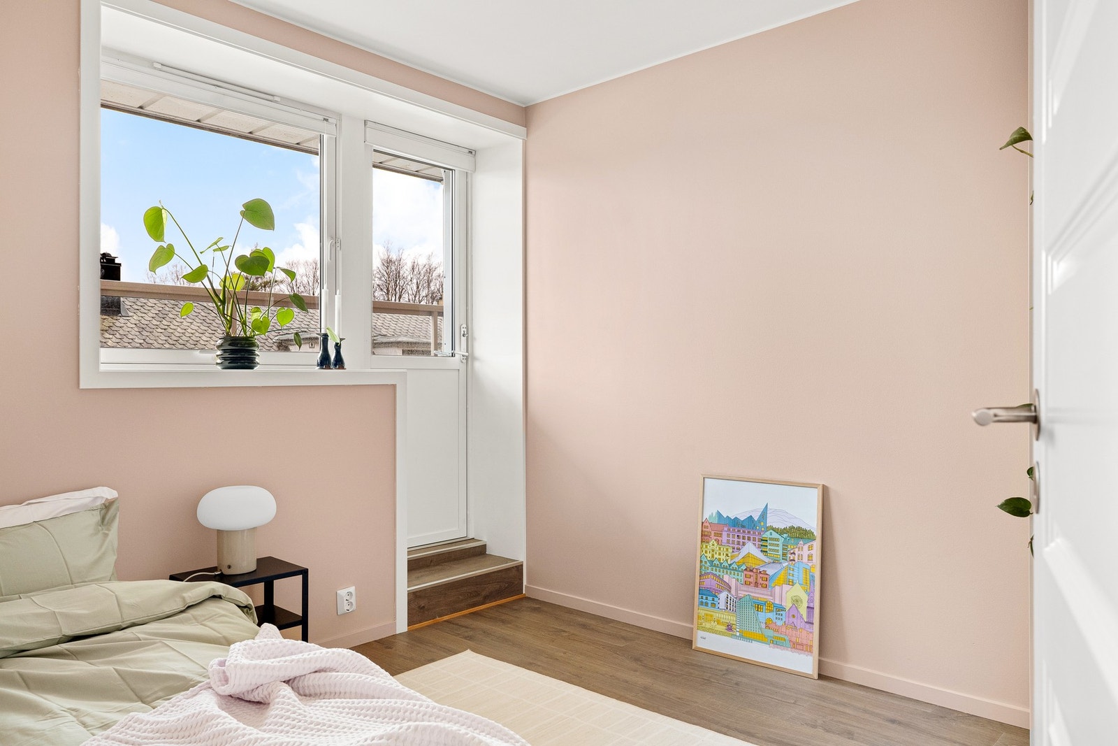 Fra soverom 2 er det utgang til en herlig balkong. Galleribilde