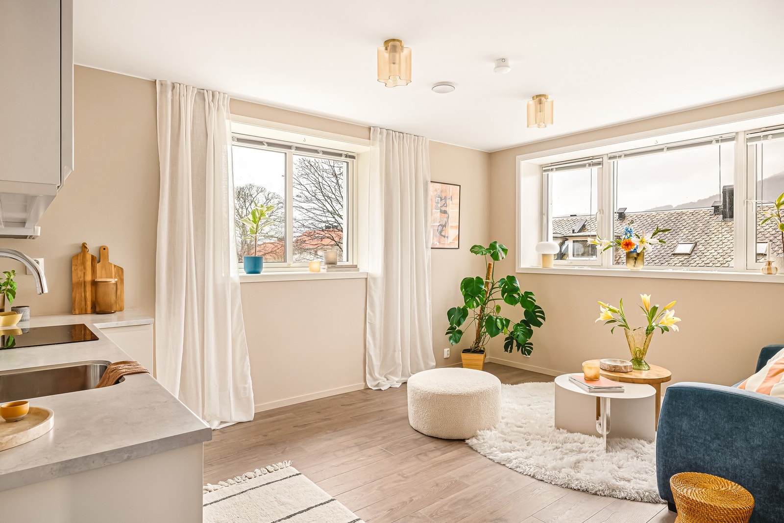 Store vindusflater gir masse naturlig lysinnslipp, og rammer inn utsikten mot Løvstakken. Galleribilde