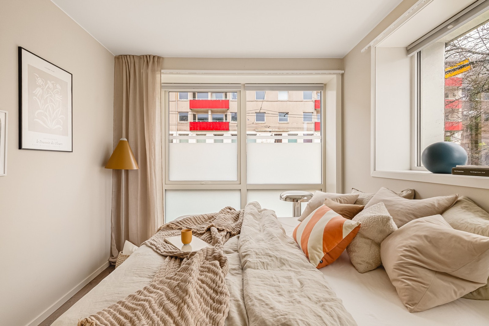 Store vindusflater og behagelige fargevalg går igjen i hele leiligheten. Galleribilde