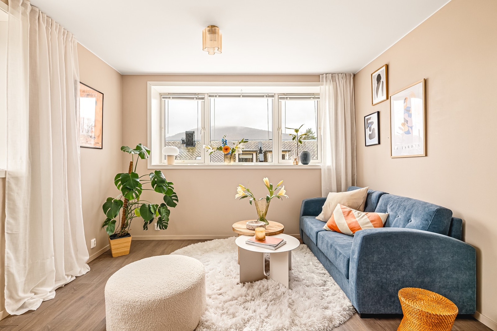 Rommet er lyst og luftig, gjort i stilrene farger. Galleribilde