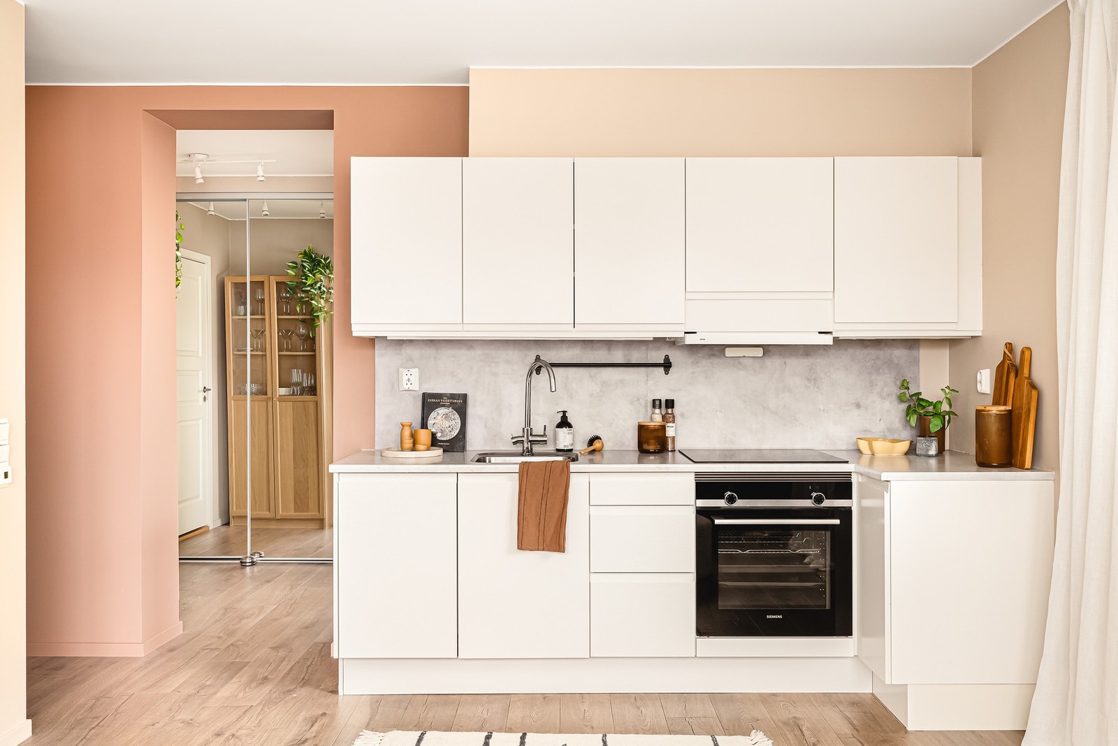 Det moderne og stilrene kjøkkenet fra Sigdal har slette fronter og laminat benkeplate. Galleribilde