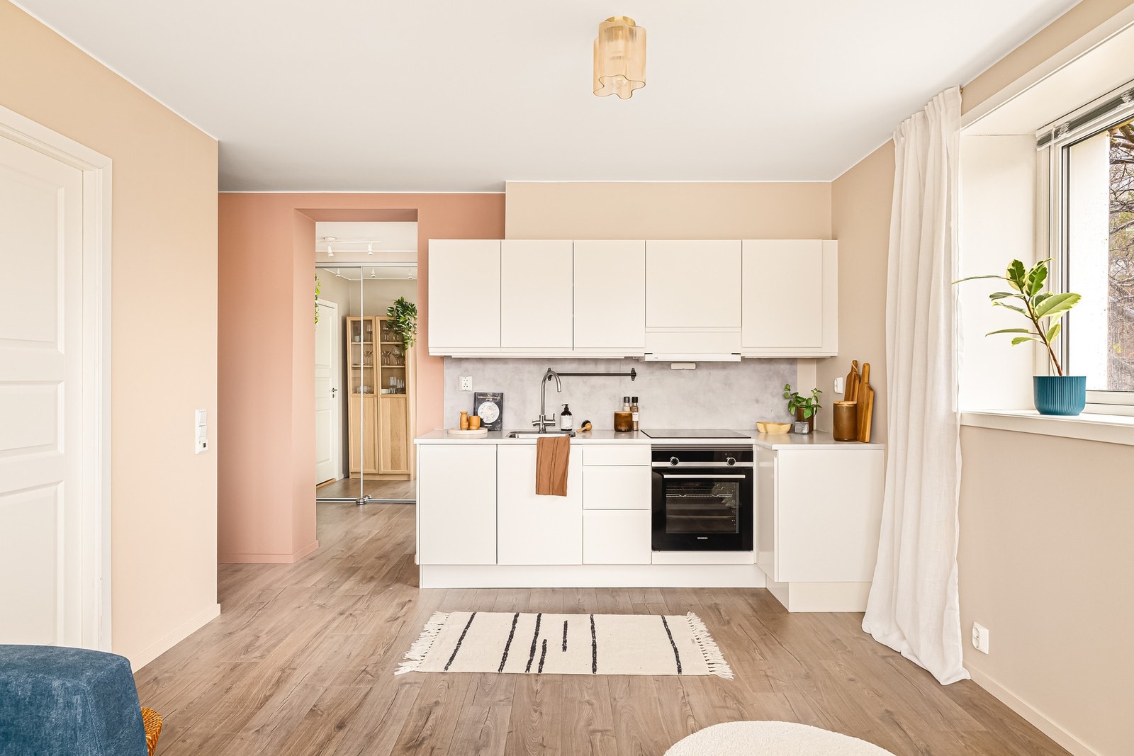 Det er laminatgulv fra 2019 med varmefolie på alle rom, med unntak av badet. Galleribilde