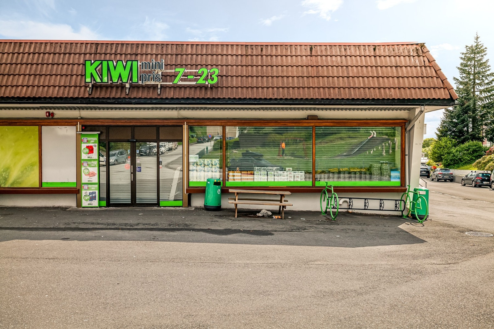 Dagligvarehandelen kan gjøres på Kiwi Birkeveien, Coop Extra Landås eller Rema 1000 Landås, som alle ligger i gangavstand fra boligen. Galleribilde