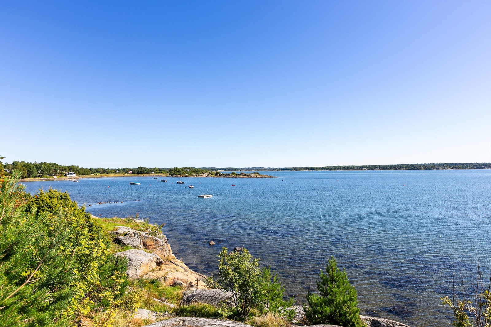 Badeflåte ligger forut for fellesarealene, bunnen er langgrunn og barnevennlig. Galleribilde