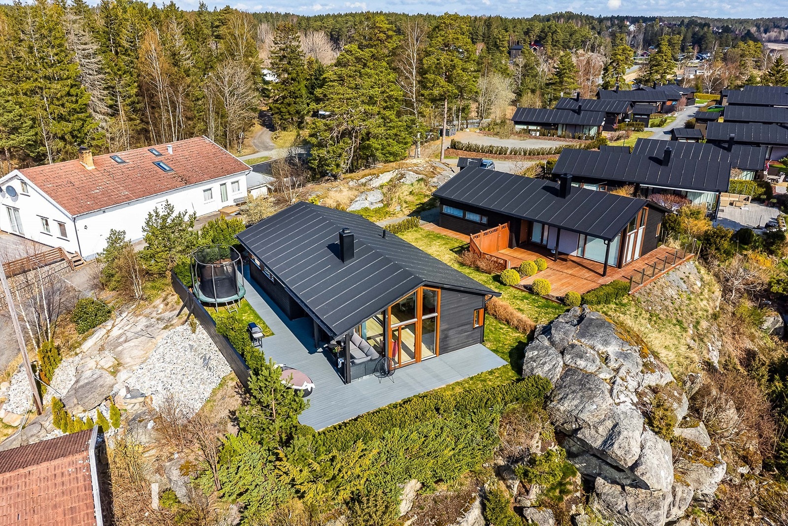 Plasseringen er svært attraktiv; tilbaketrukket på enden - lengst syd blant hyttene på øvre del av området. Galleribilde