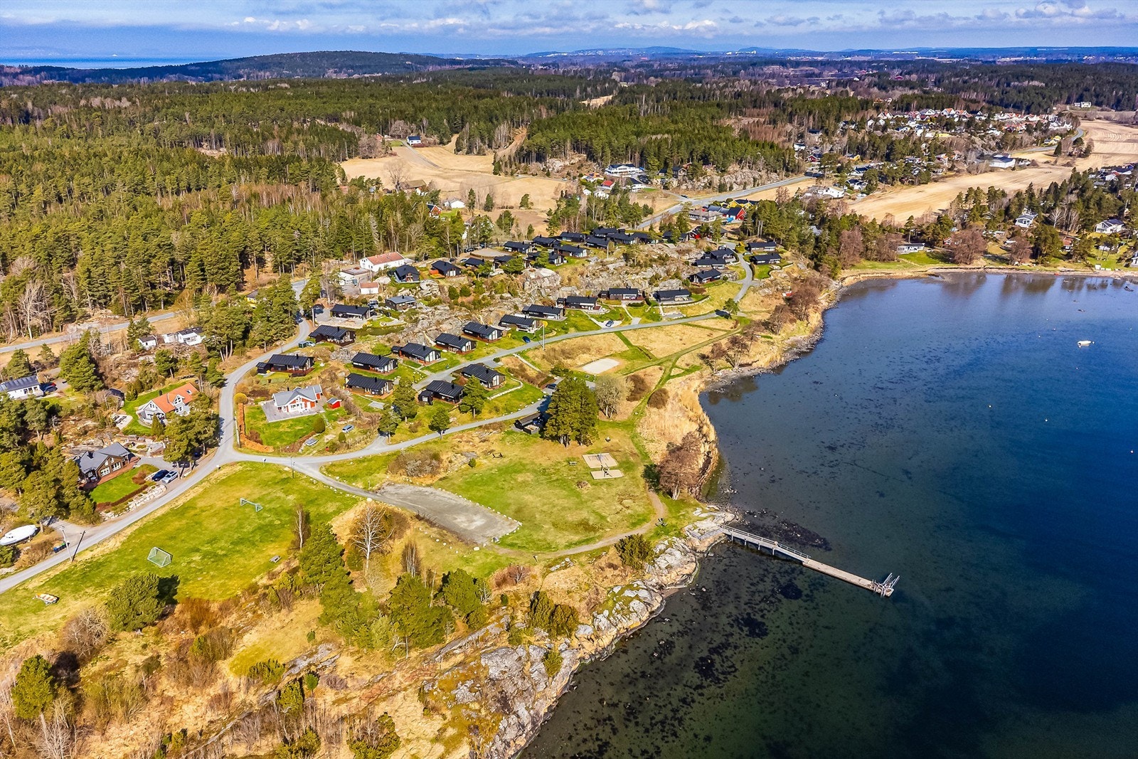 Bryggen på fellesarealene er nærmeste bademulighet - flere fine sandstrender er innenfor sykkelavstand. Galleribilde