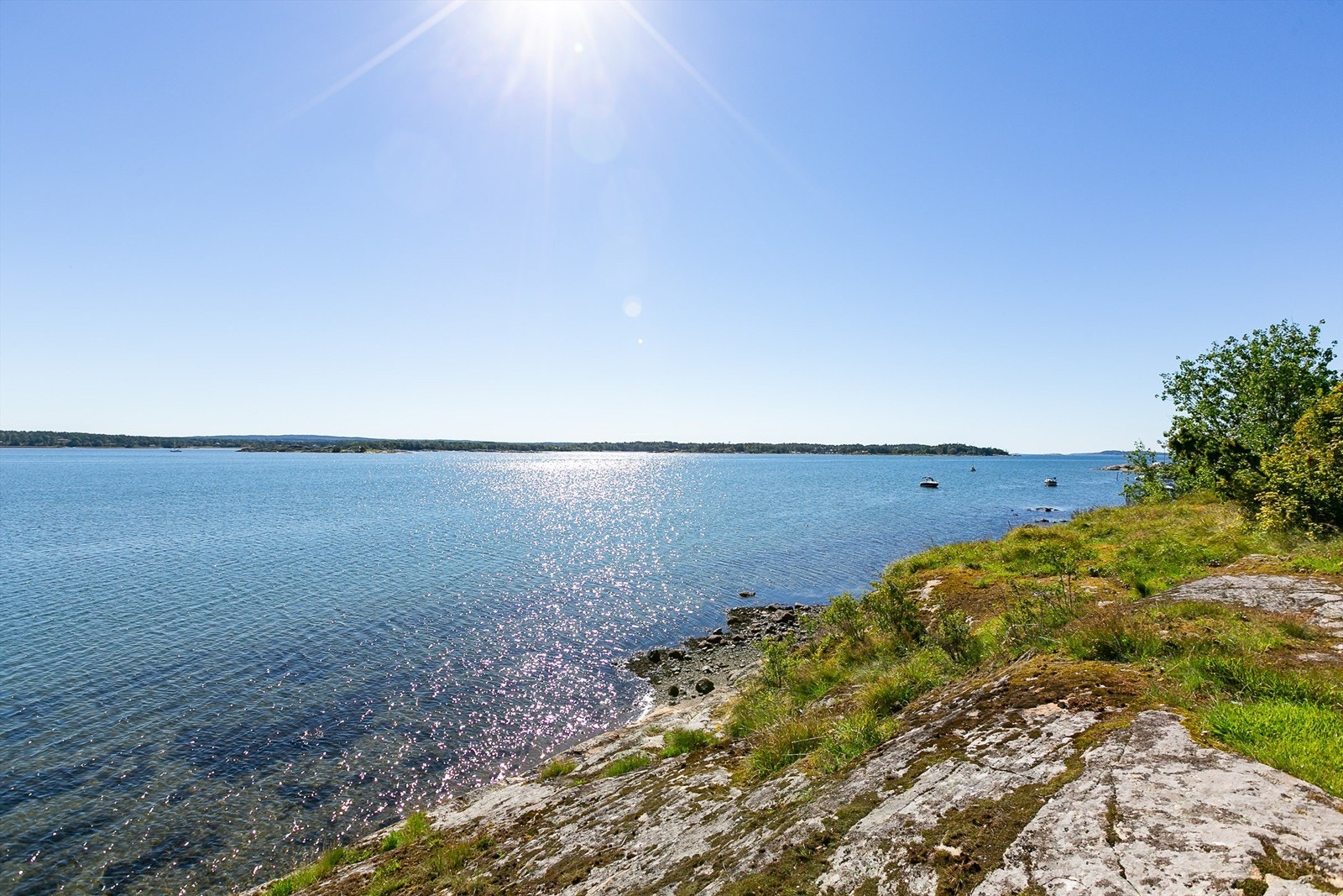 Naturskjønn utsikt sees også langs vannkanten, blant annet til Oslofjorden i syd. Galleribilde
