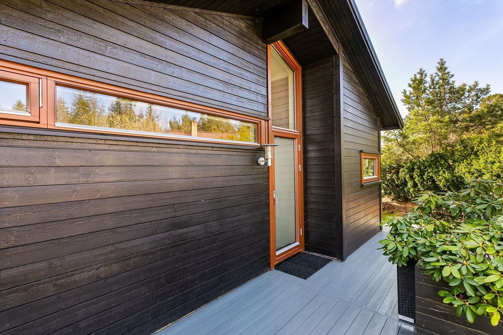 Inngangspartiet er i le og godt skjermet på hyttas nordre side. Galleribilde