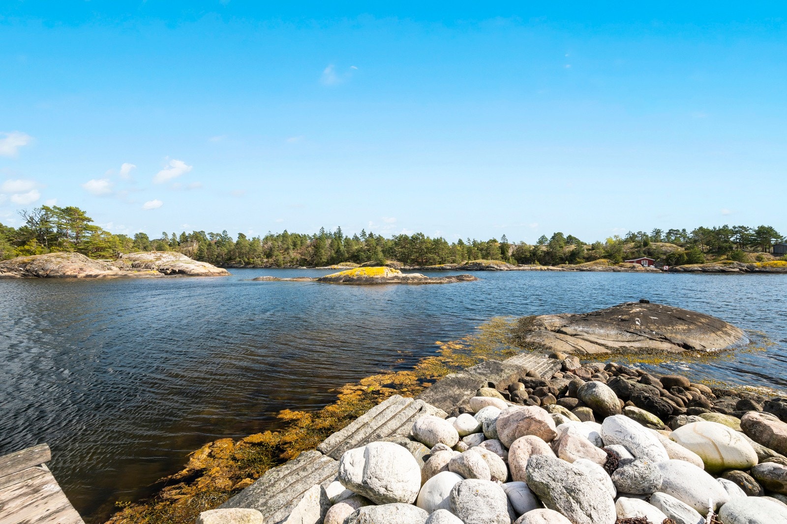 Like i nærheten har du en kyststi som strekker seg fra langesund til kragerø og er over 60 km lang - her kan du kombinere med skjærgårdscruise som tar deg fra Langesund, Brevik og Helgeroa Galleribilde