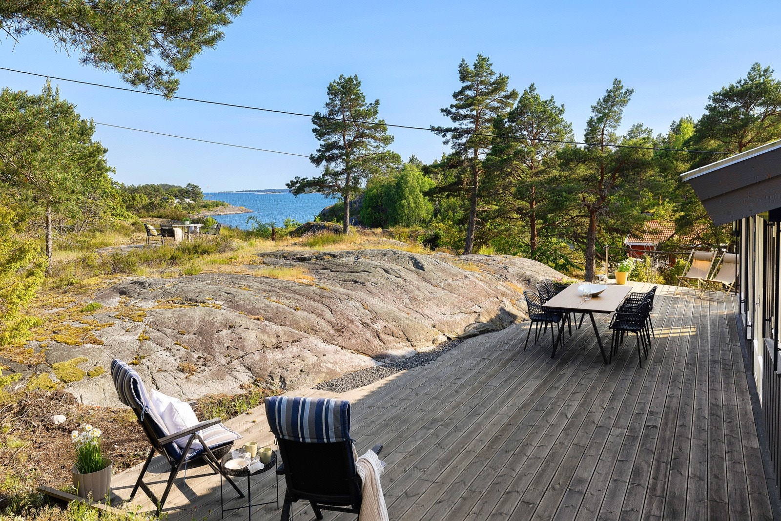 Terassen har god plass til sosiale velkomster med familie og venner Galleribilde