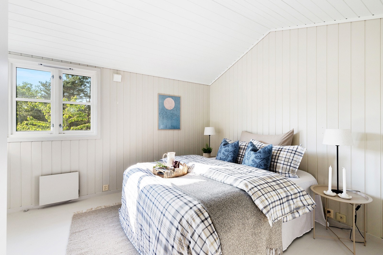 Koselig soverom med lyse fargetoner. Malt panel til full dekk. Galleribilde