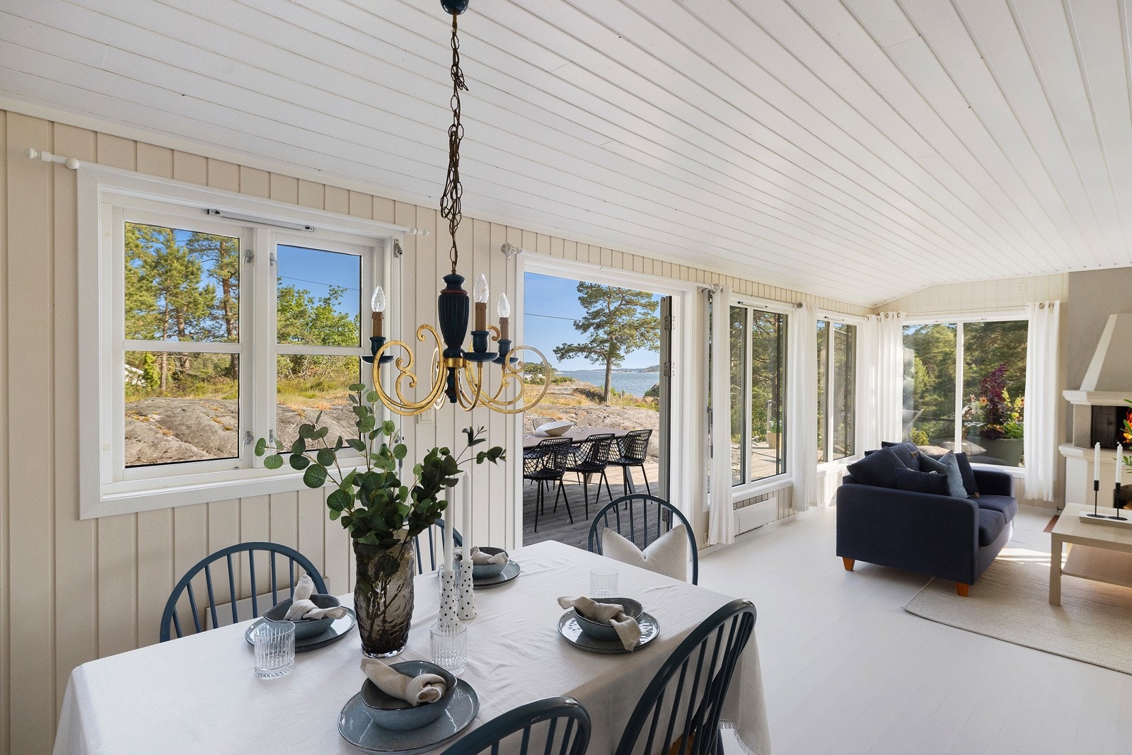 Fra spiseplassen er det også utsikt til sjøen Galleribilde