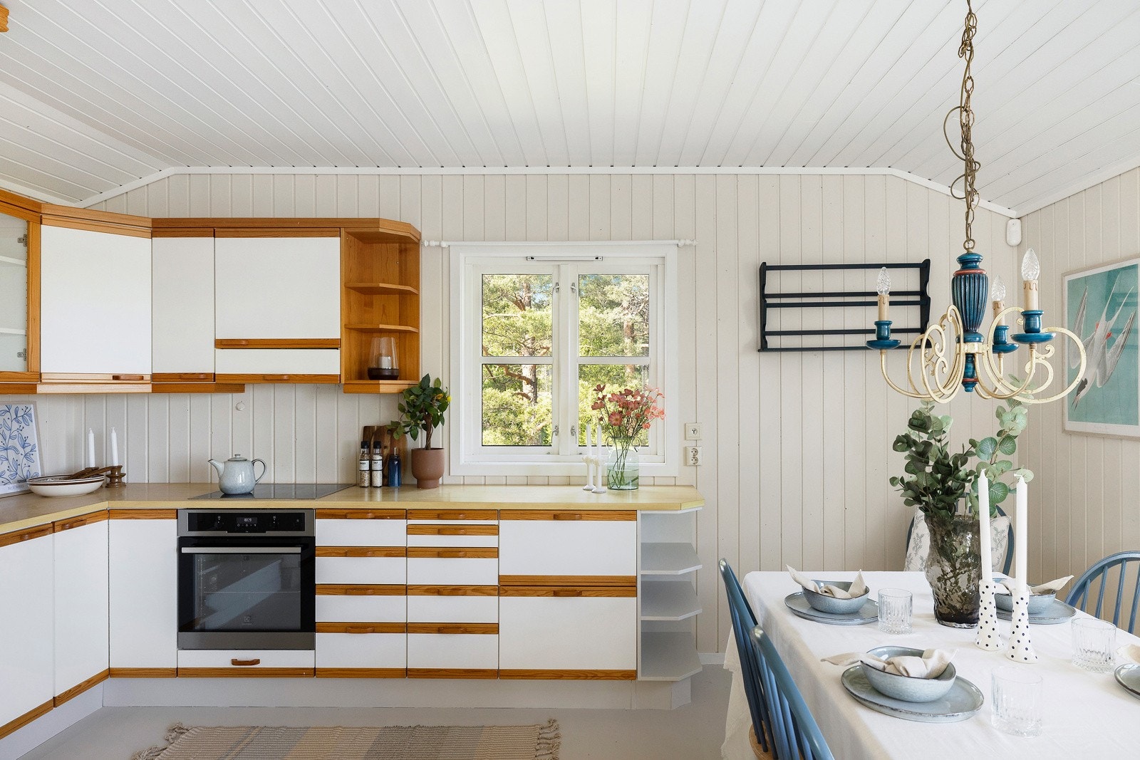 Kjøkkenet er både praktisk og sjarmerende med en romslig og luftig følelse Galleribilde