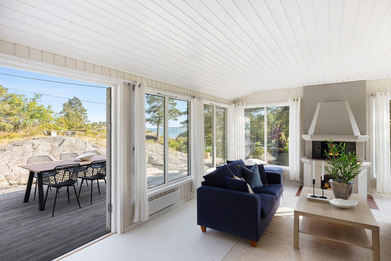 Direkte adkomst fra stuen til romslig terrasse. Galleribilde