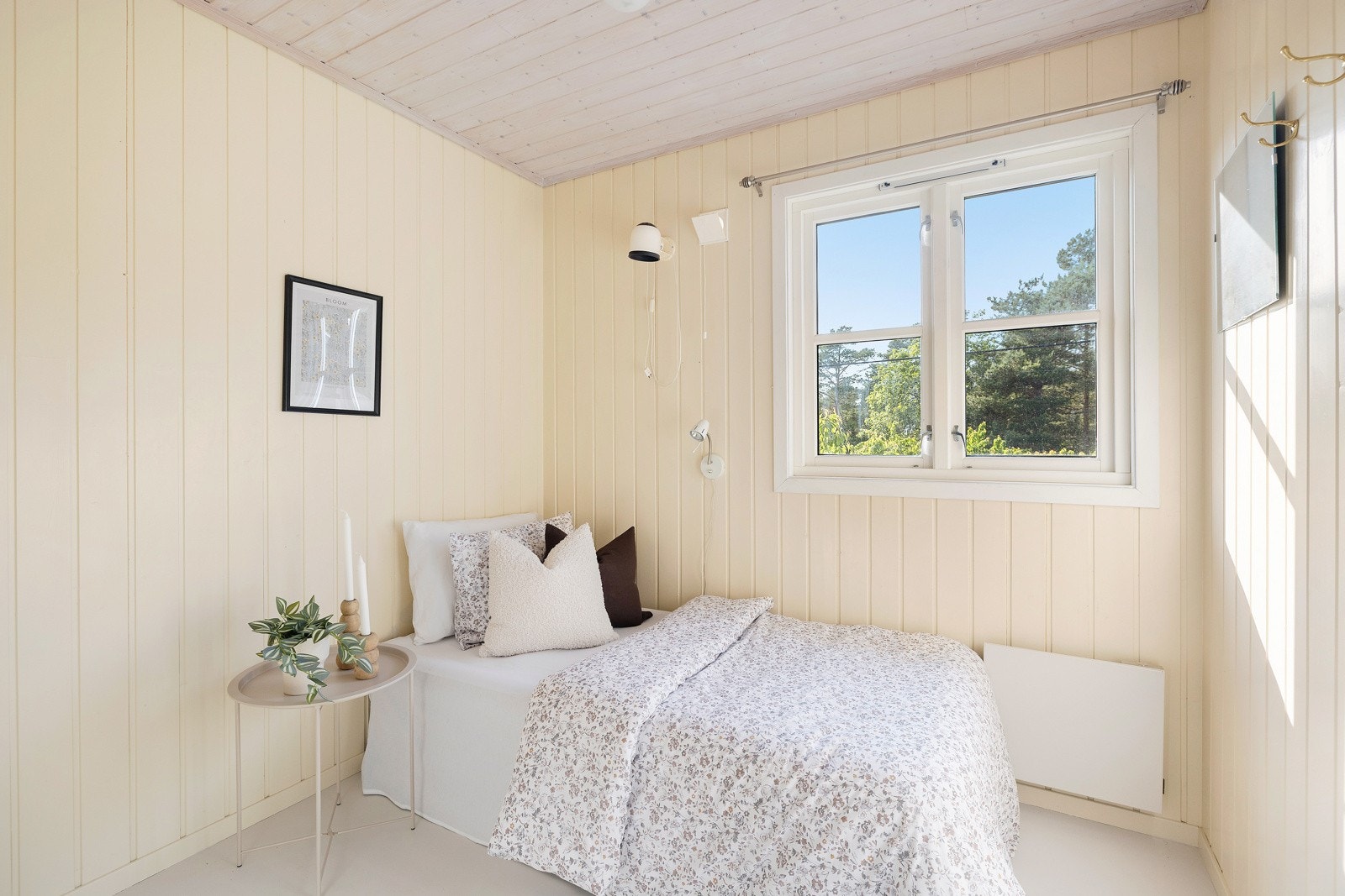 Alle 3 soverom ligger i 1. etasje og bærer videre på hyttas gjennomgående og helhetlig stil med lyse og sjarmerende preg Galleribilde