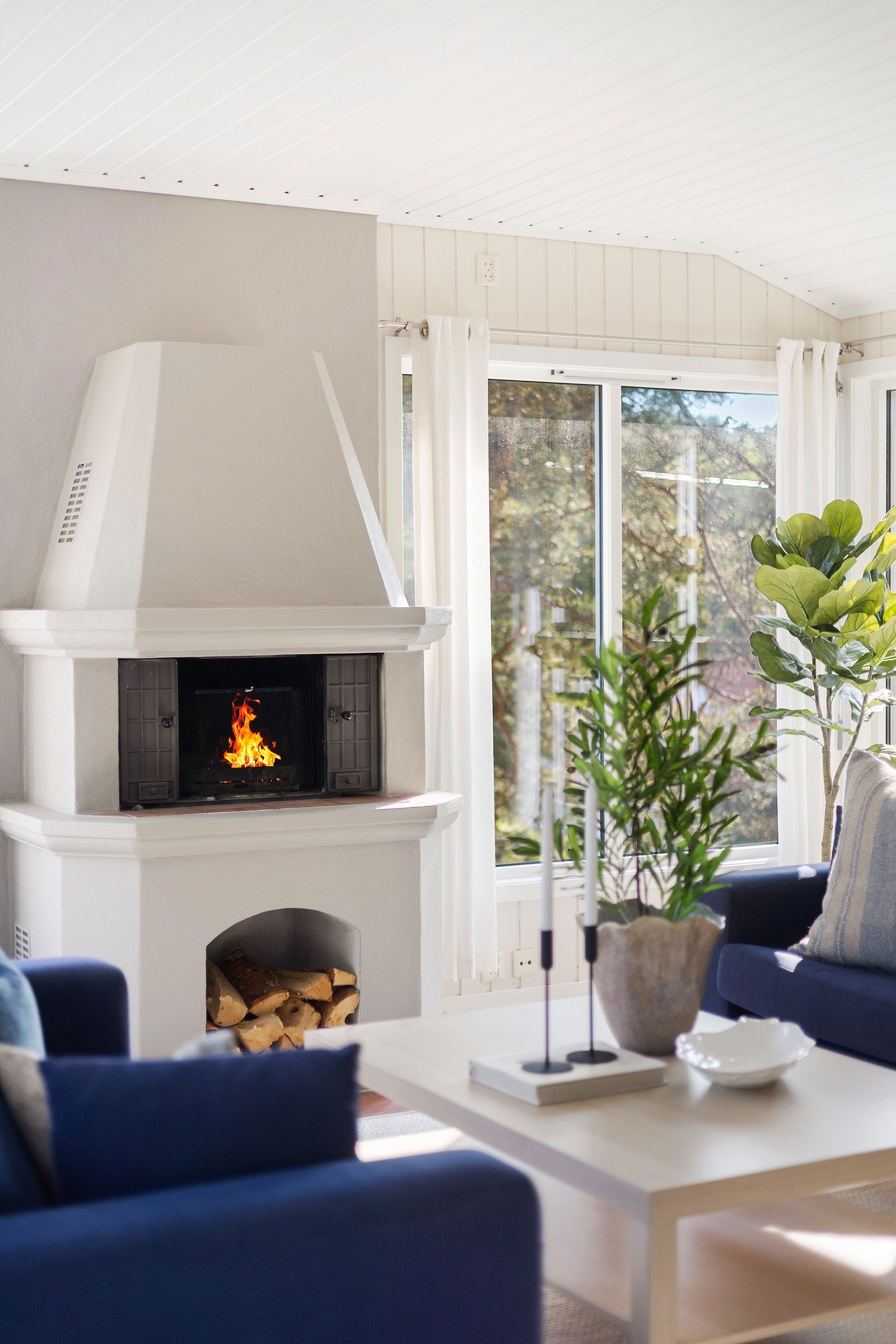 Flott stue med peis. Galleribilde