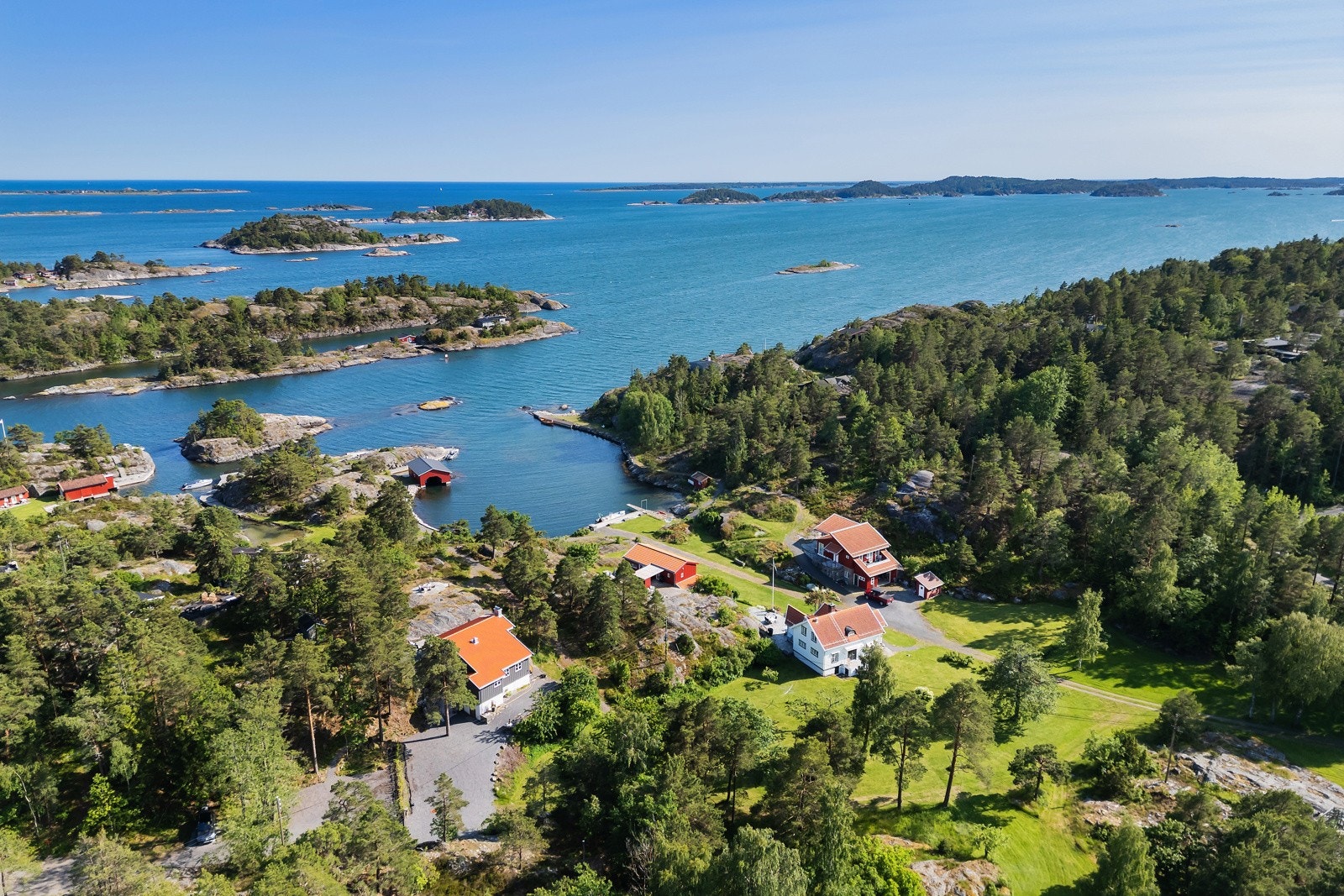 Hytta har en hyggelig beliggenhet, solrikt og med sjøutsikt. Galleribilde