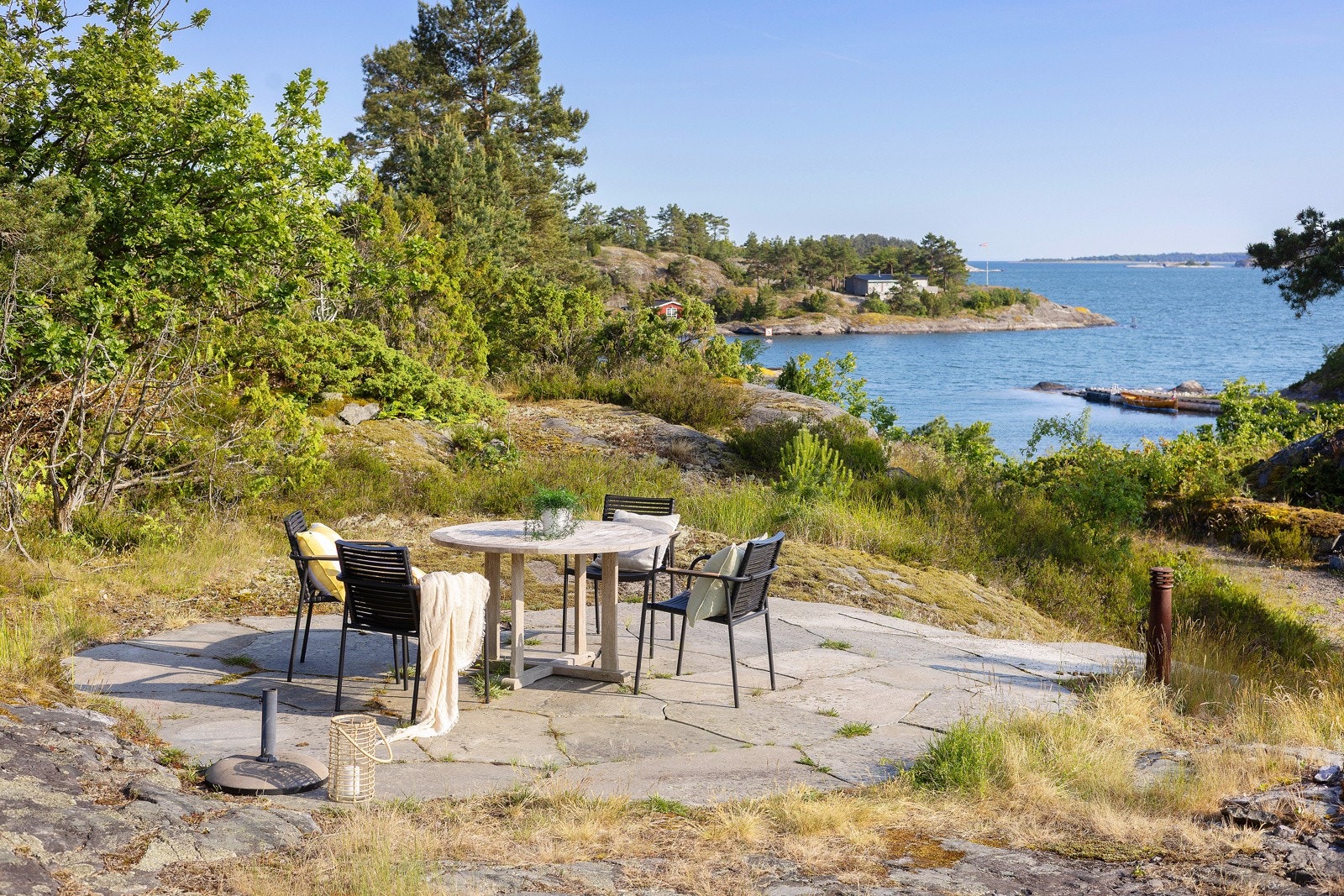 Solrik hellelagt uteplass med masse kveldssol og sjøutsikt. Galleribilde