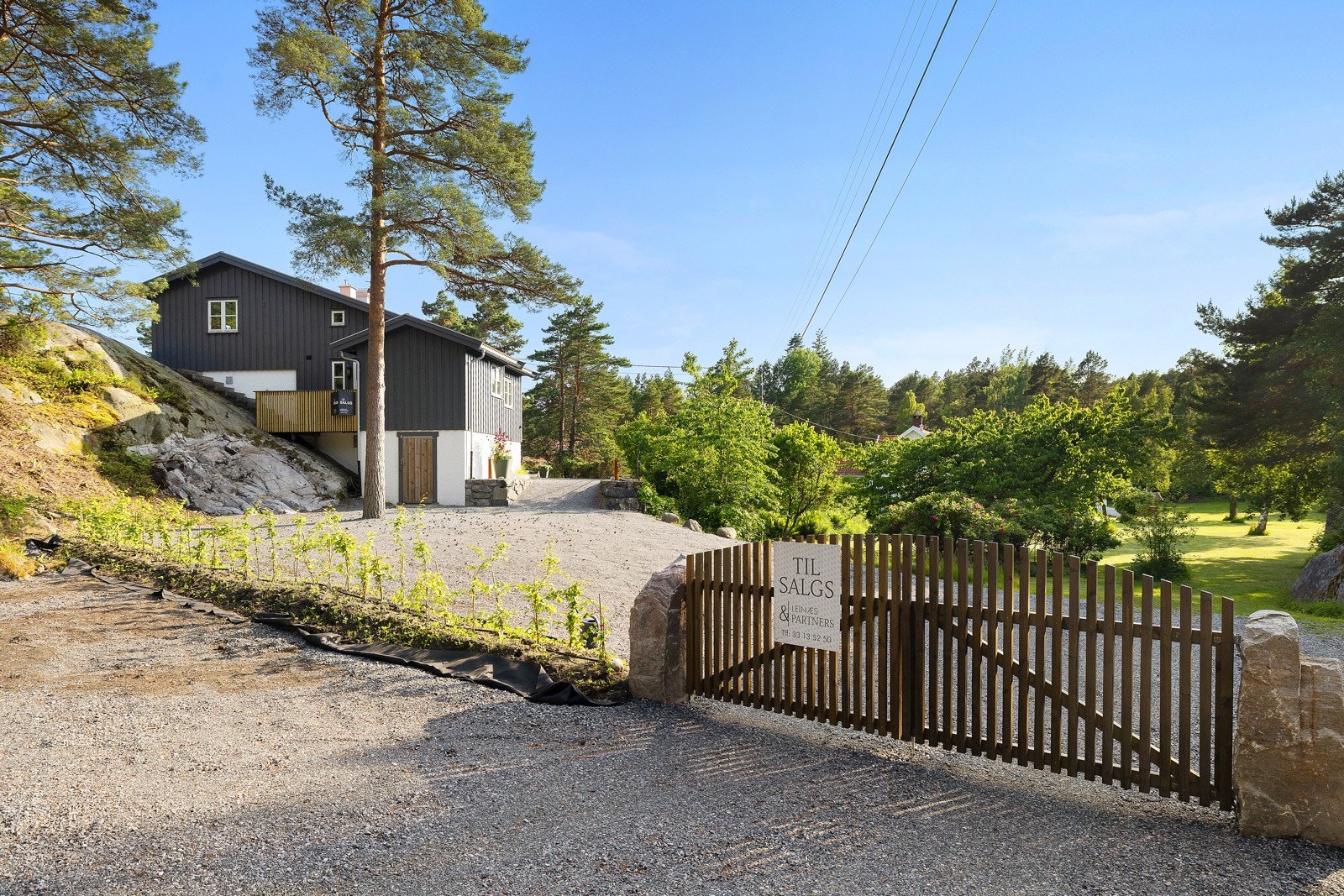 Det er adkomst til hytta gjennom en lekker port - her har du også god plass til parkering Galleribilde