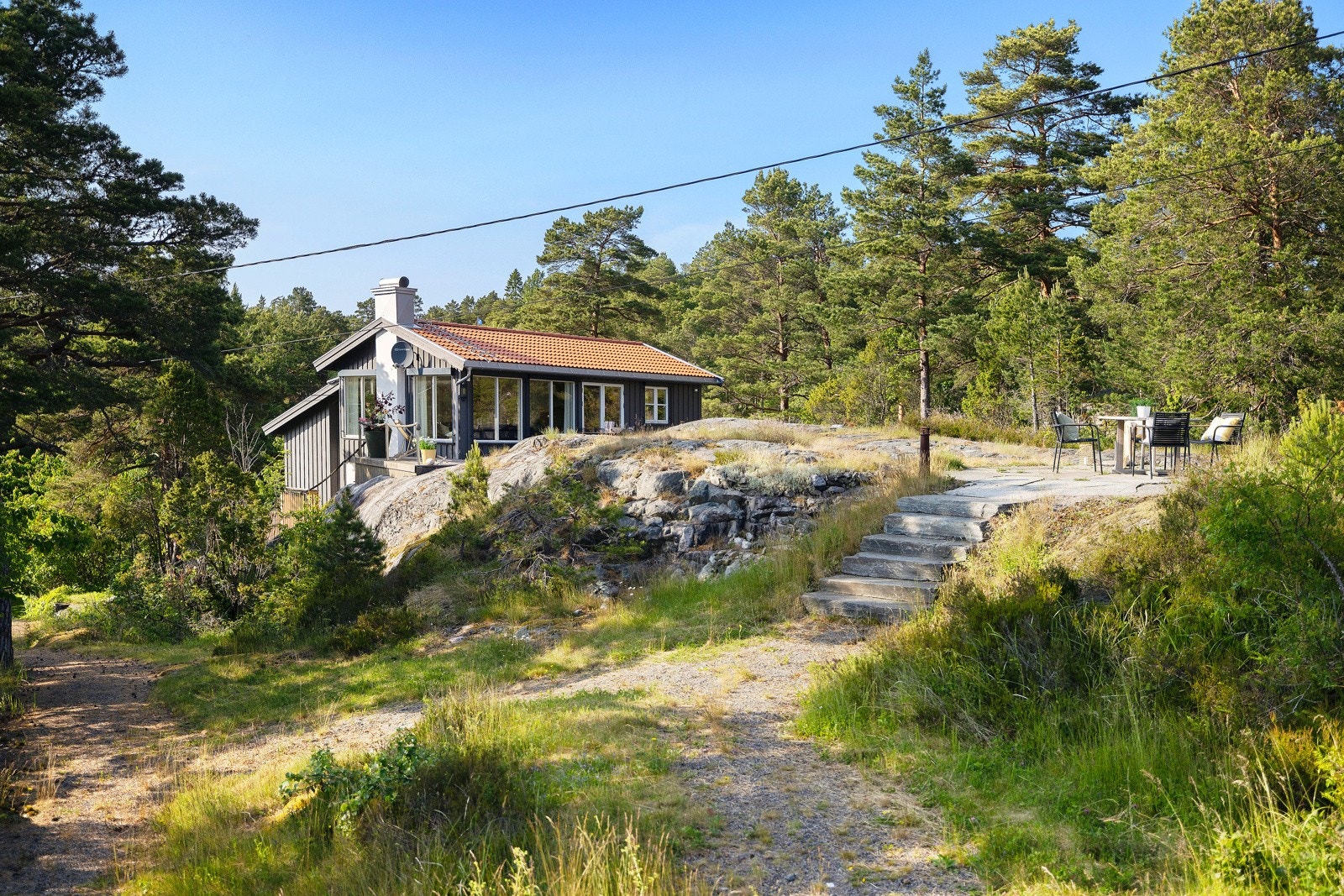 Hytta er arkitekttegnet og bygget i et naturlig samspill med naturen . Galleribilde