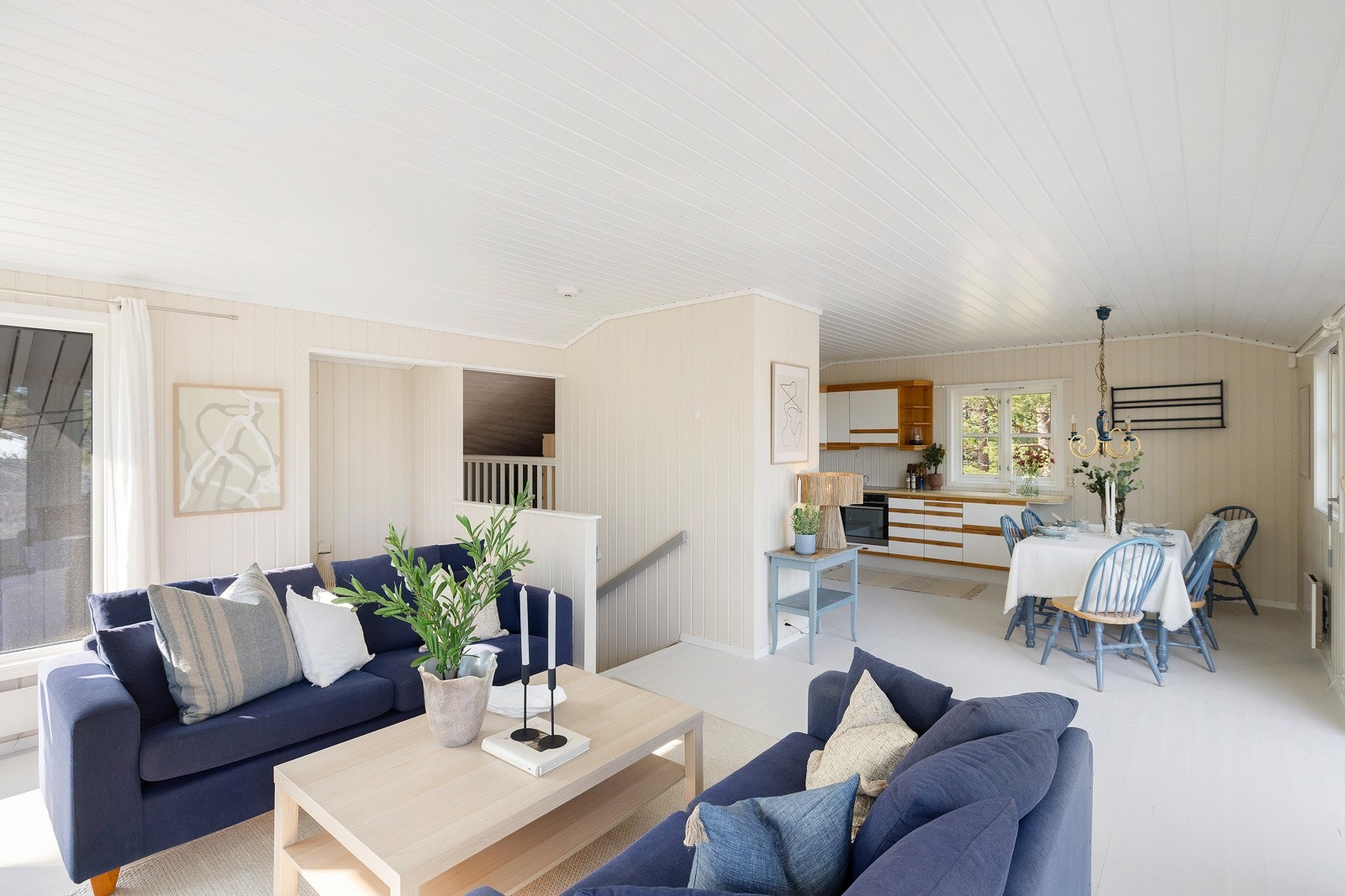 Lys og luftig stue med sømløs overgang til kjøkkenet Galleribilde