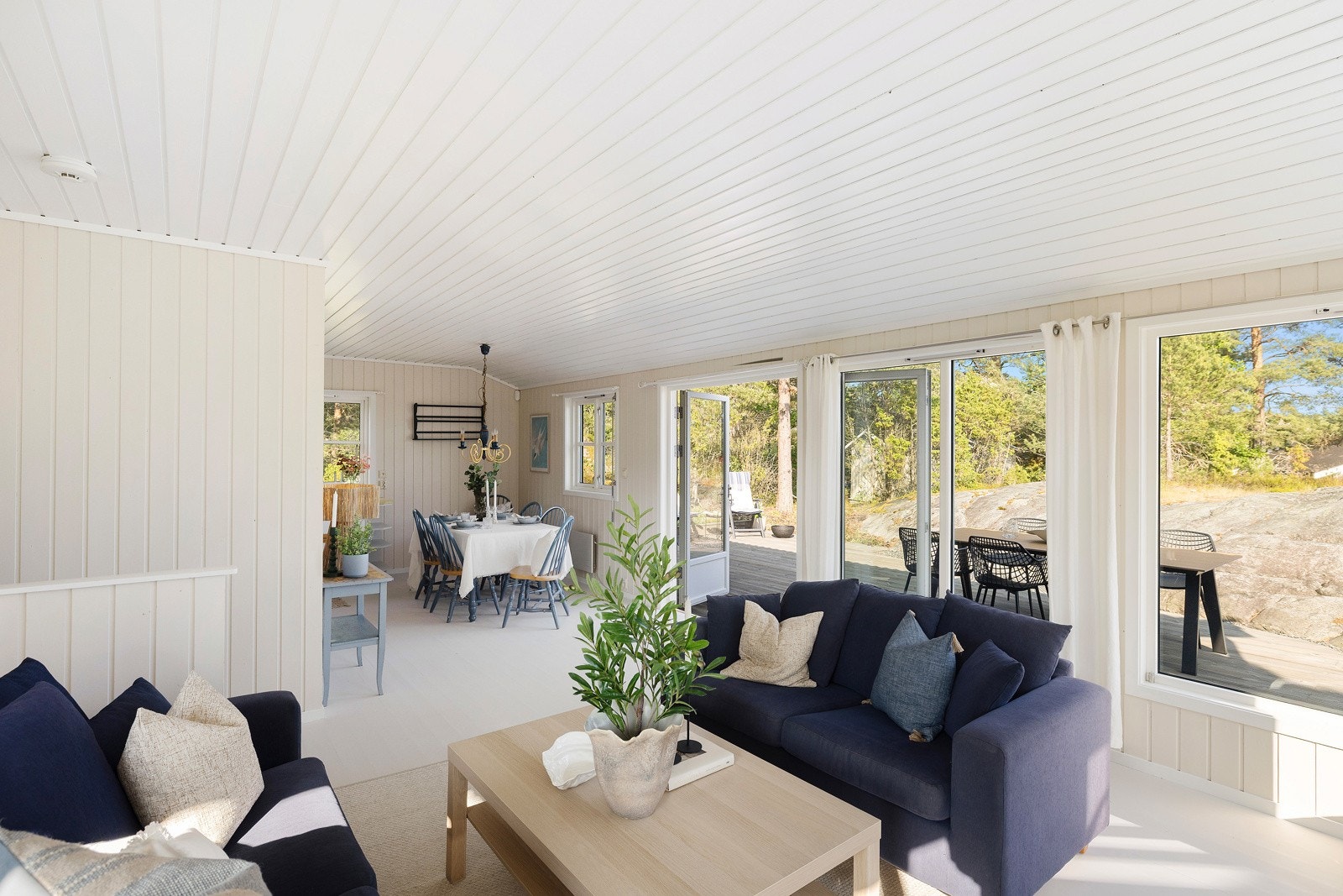 Stue med delvis åpen løsning mot kjøkkenet Galleribilde