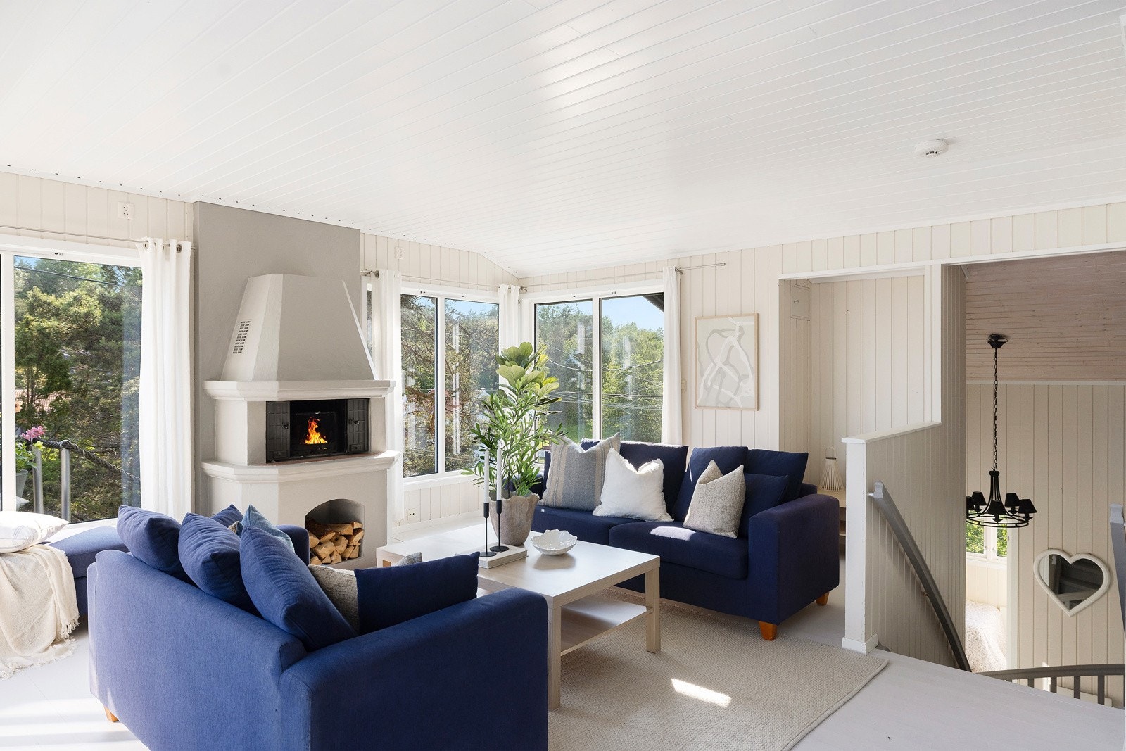 Stuen har store vindusflater som gir nydelig utsikt. Galleribilde