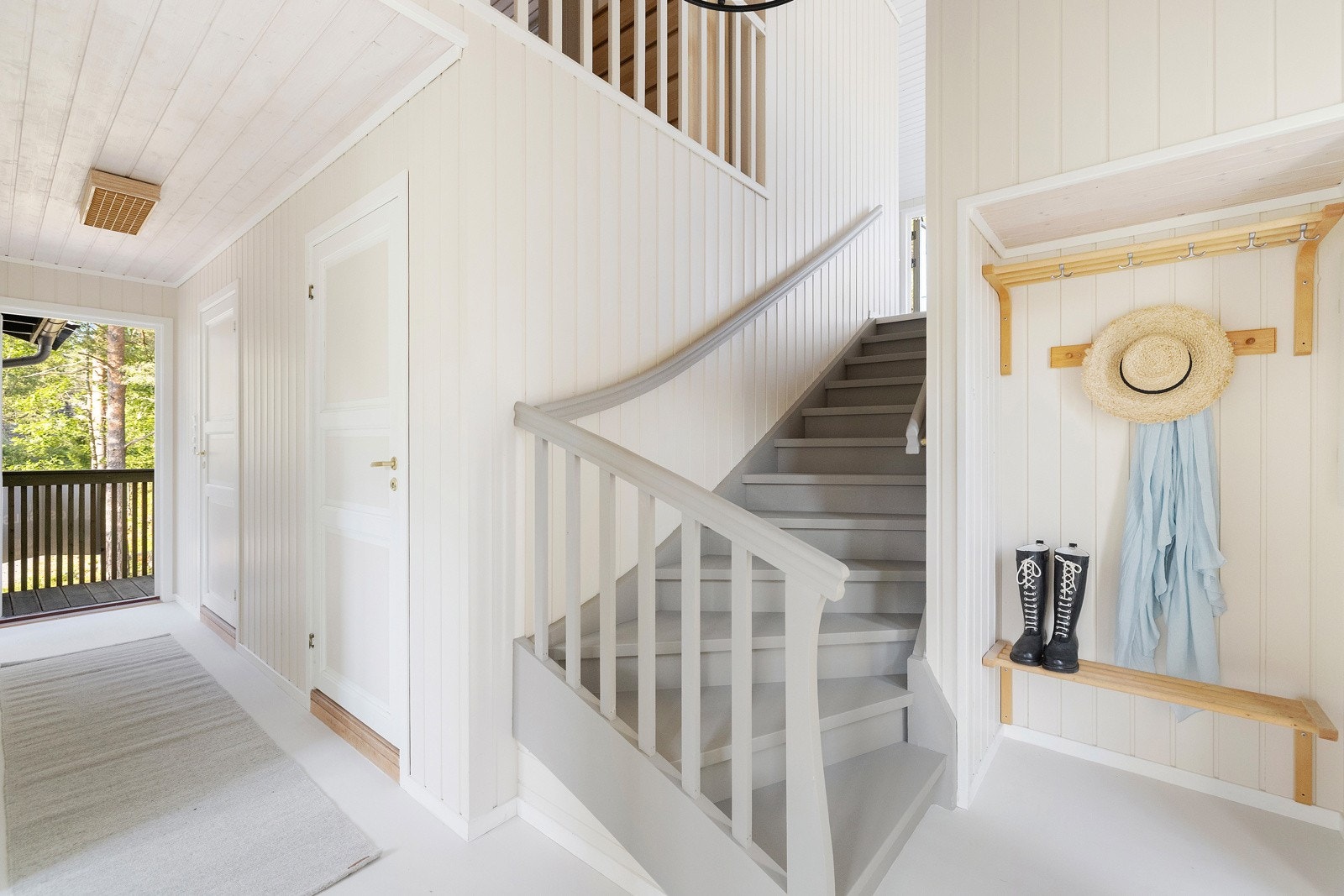 Entre er romslig med terasse både ved inngang, på bakside og i 2. etasje så du kan følge solforholdene hele dagen Galleribilde