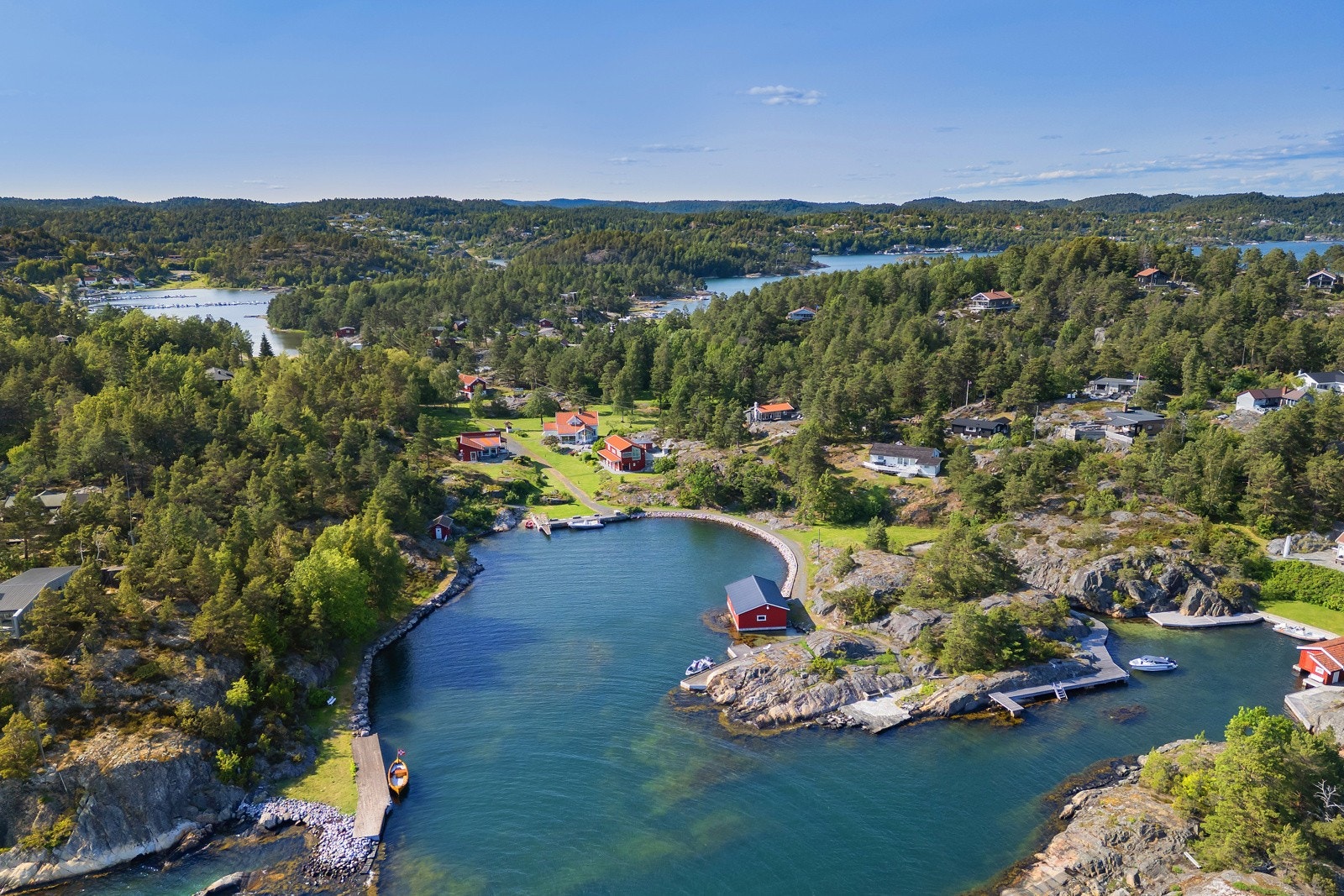 Lun bukt med god brygge og badeplass. Galleribilde
