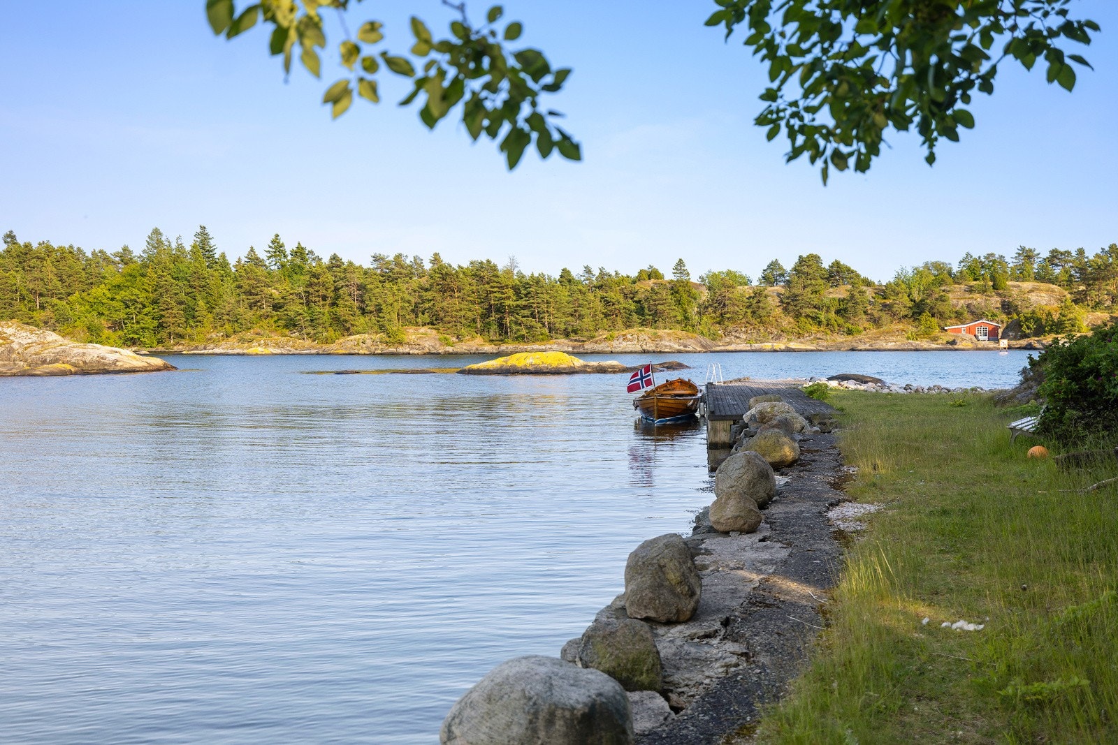 Fra bukta med brygga, båtplass og badeplass. Galleribilde
