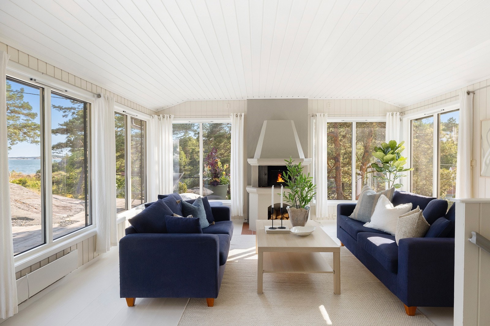 Lekker stue med utsikt til sjøen Galleribilde