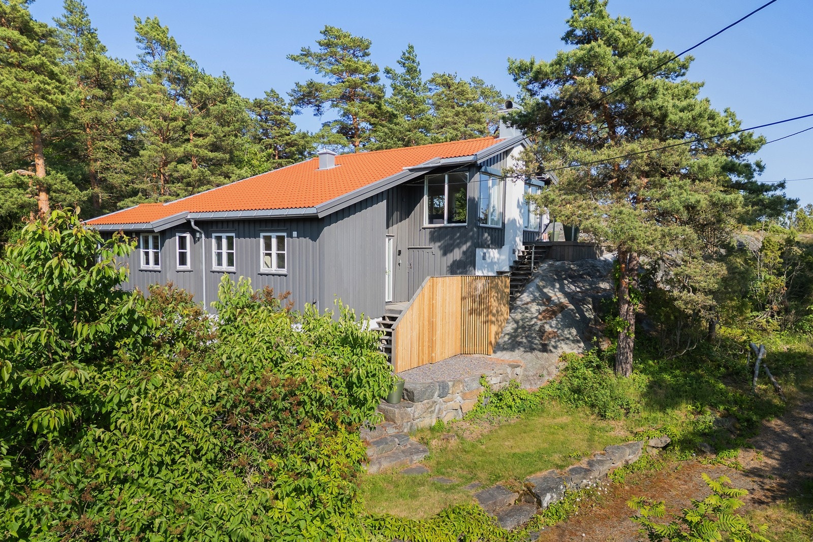 Hytte er arkitegnet, og glir fint inn i terrenget. Galleribilde