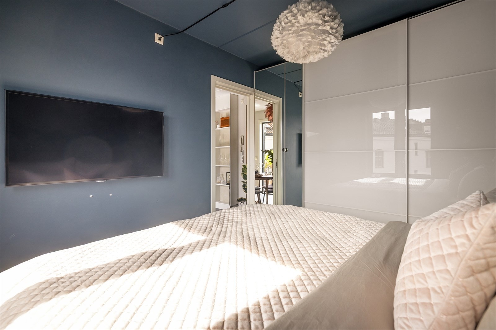 Langs den ene veggen er det både skyvedørsgarderobe og garderobeskap med masse lagringsplass. Galleribilde