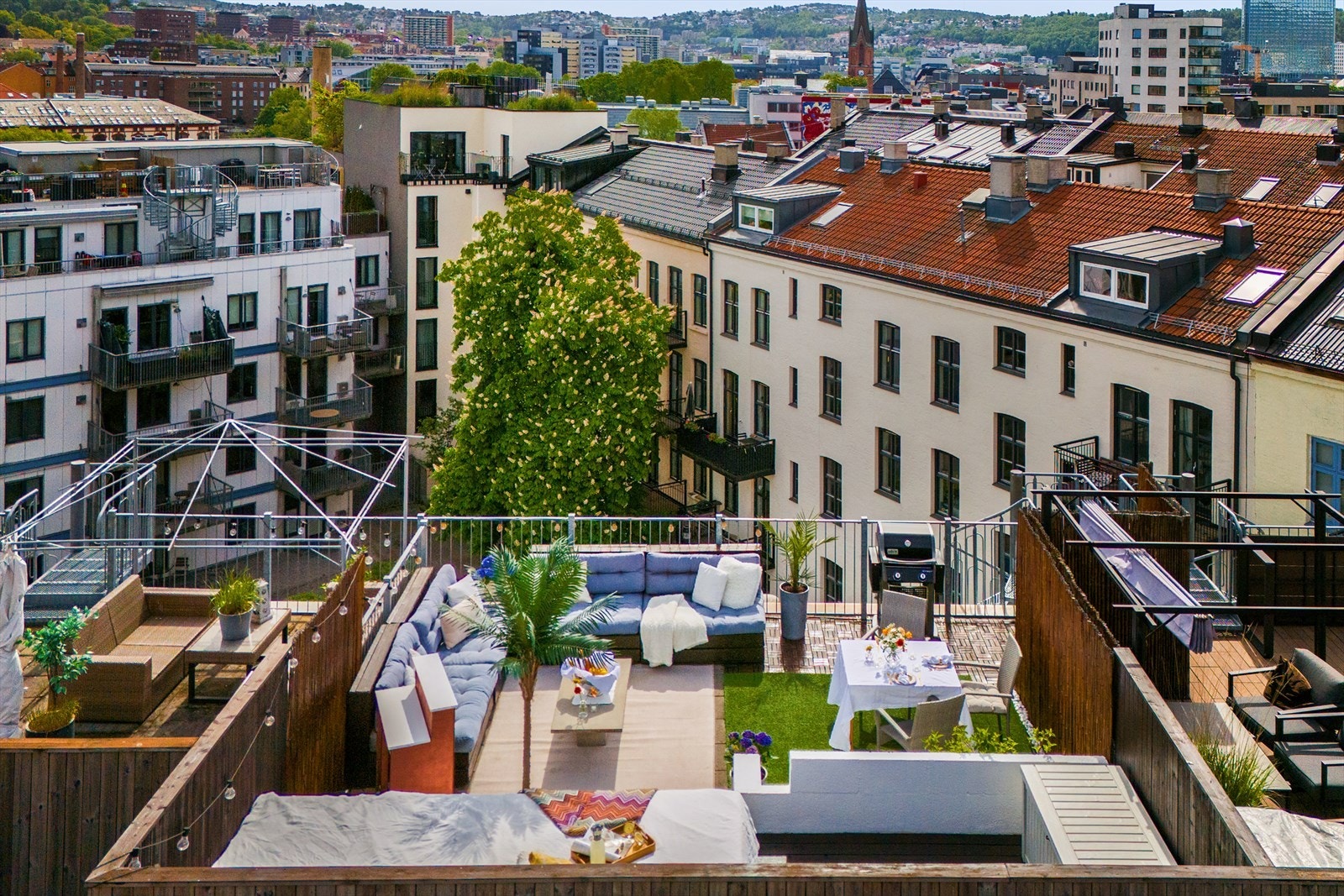 Leiligheten byr på en fantastisk takterrasse på 43 kvm. Et sjeldent og flott uteområde som gir deg følelsen av din egen oase midt i byen. Galleribilde