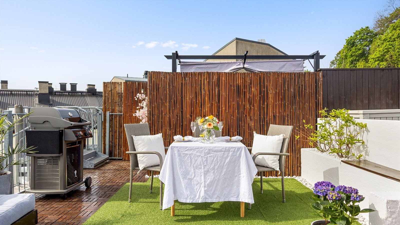 Her har du en privat terrasse på hele 43 kvm. En romslig og hyggelig uteplass med god plass til loungeområde, spisebord, solsenger og grill. Galleribilde