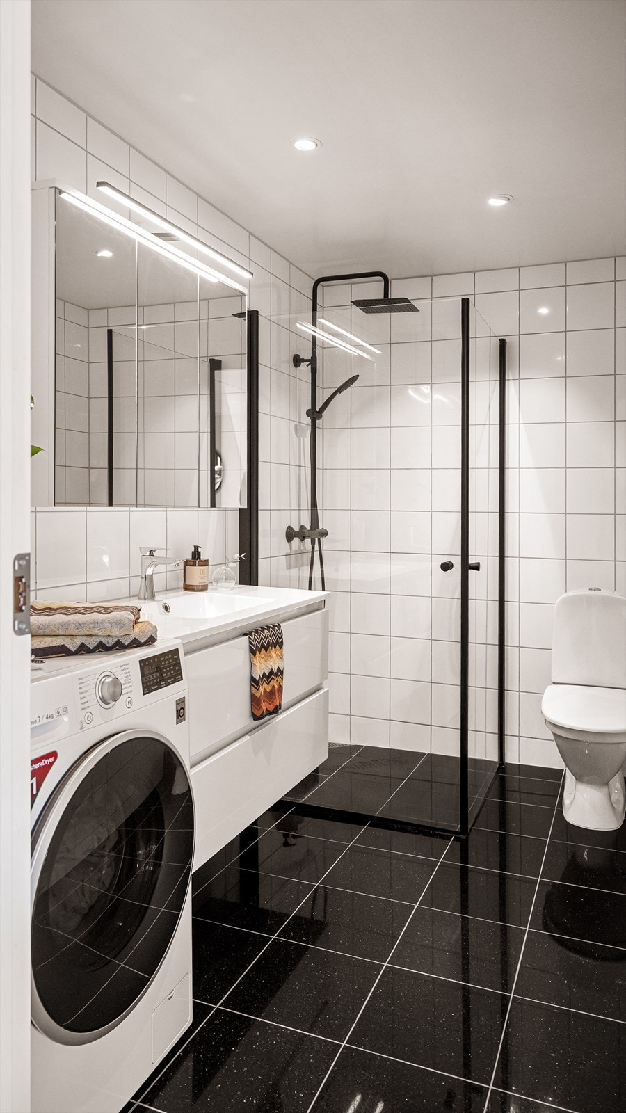 Delikat og tidløst bad fra 2009. Badet har flislagte overflater, behagelig gulvvarme og downlights i himling. Det er opplegg for vaskemaskin. Galleribilde