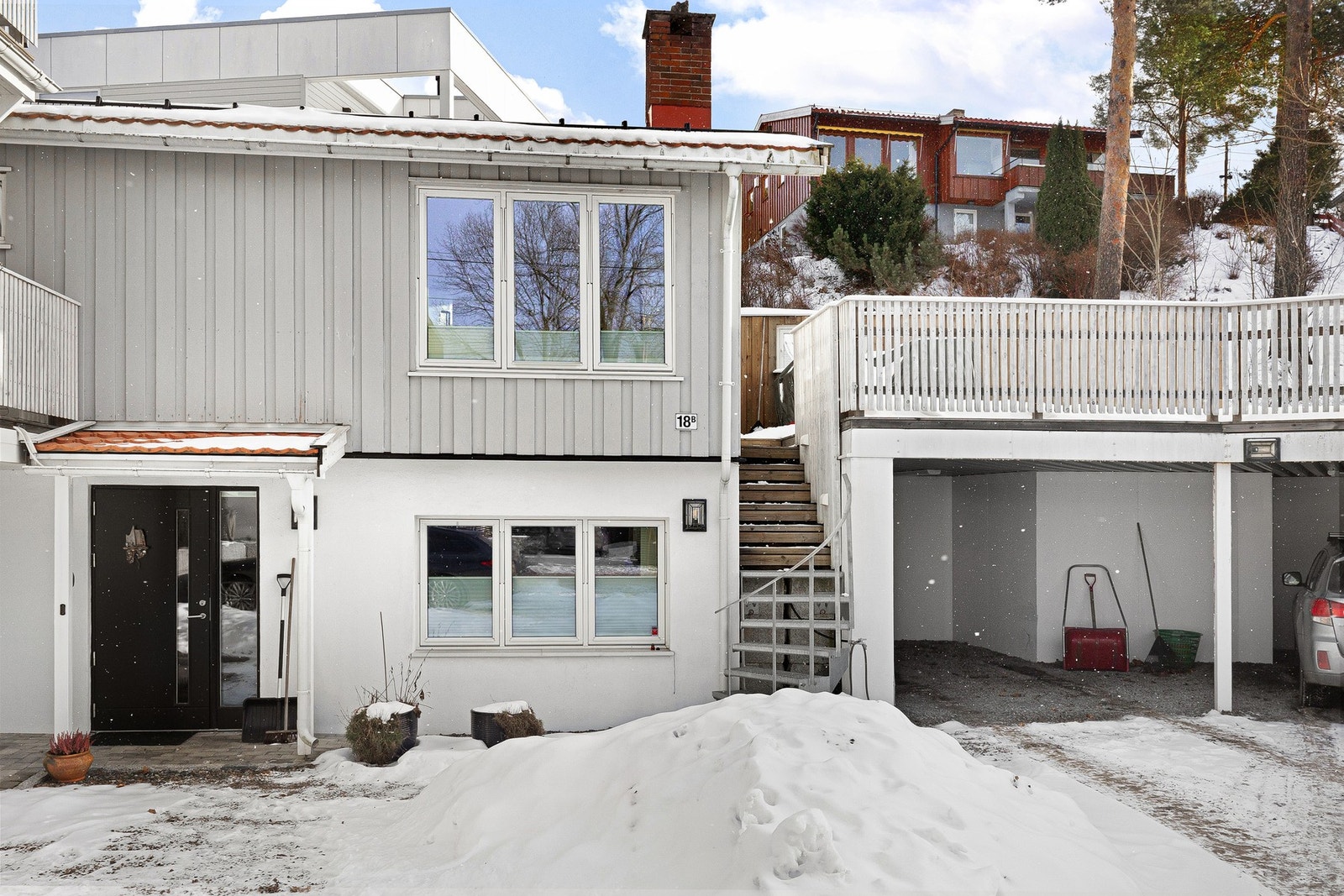 Pent opparbeidet inngangsparti, trapp til terrassen. Galleribilde