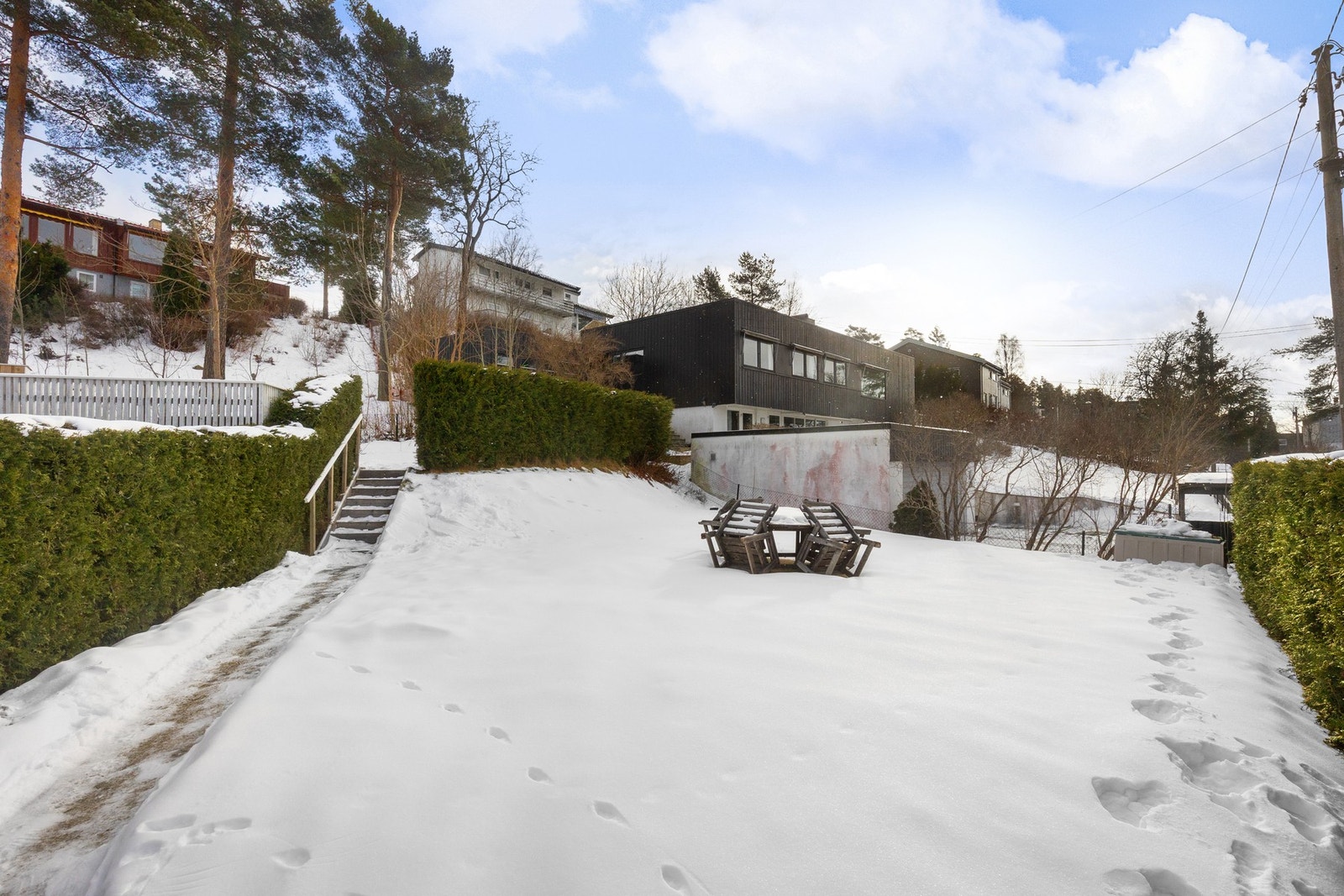 Egen nedgang fra terrassen til nederste delen av hagen. Galleribilde