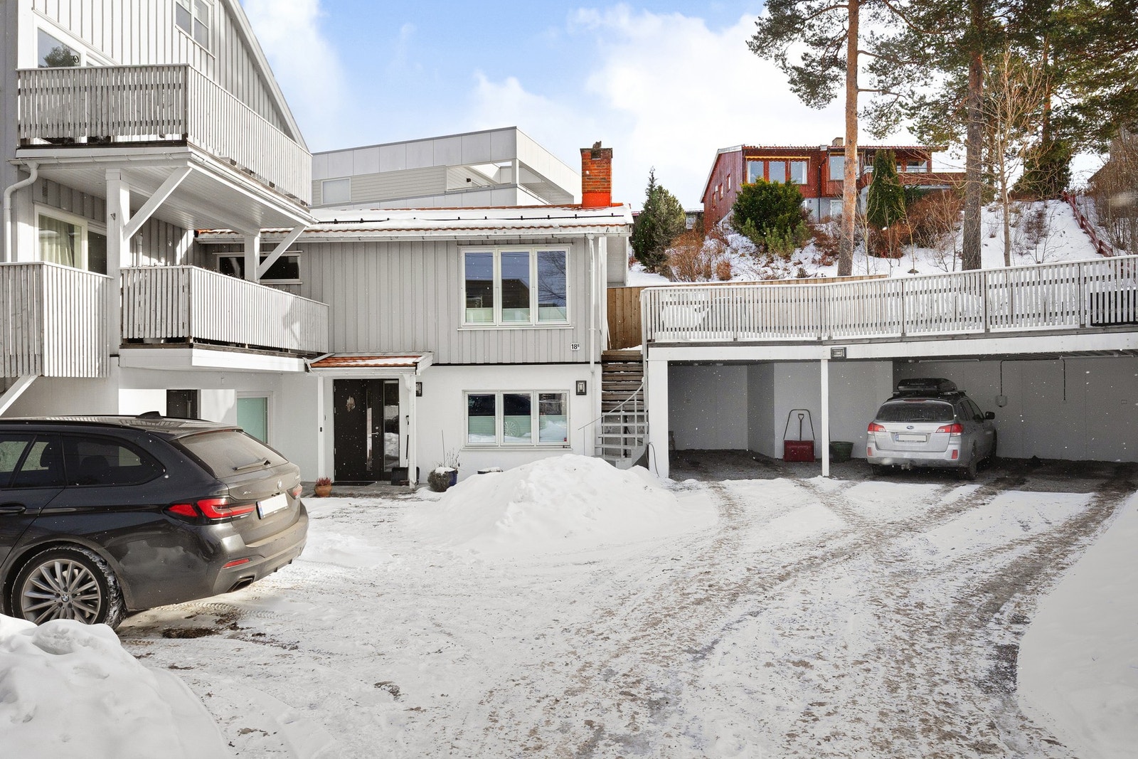 Egen parkeringsplass i felles carport på tomten. Galleribilde