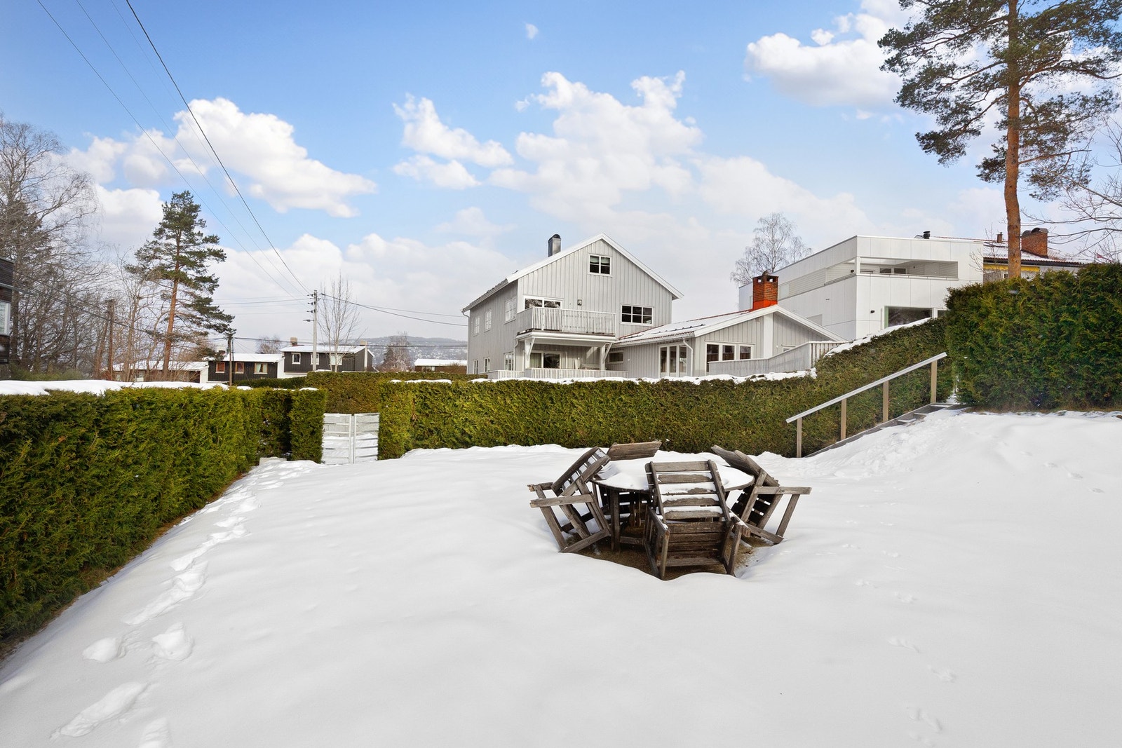 Nederste hagedel er delvis adkskilt fra terrassem og øverste del av hagen med en tuijahekk. Galleribilde